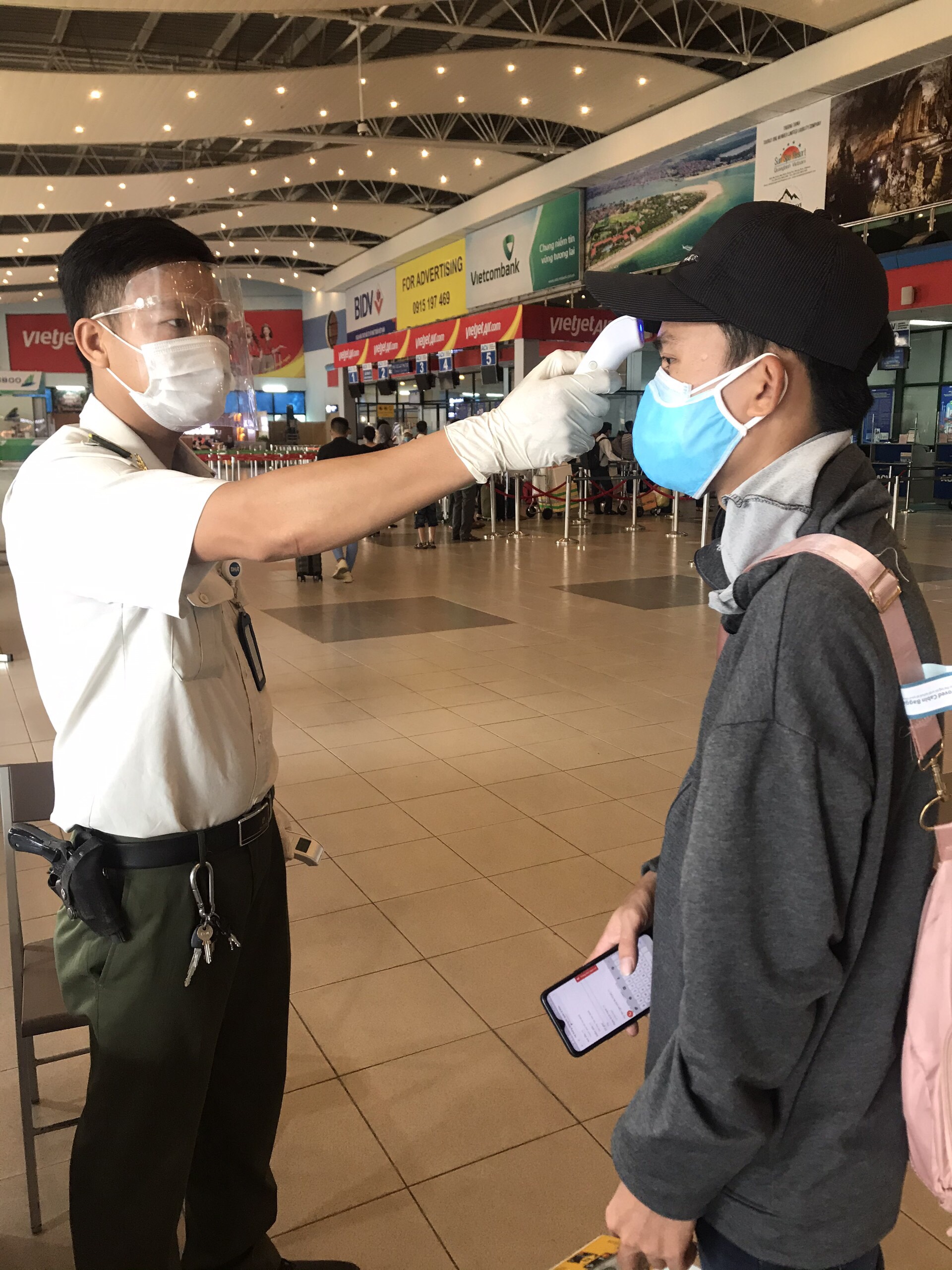 Kiểm tra thân nhiệt cho hành khách khi lê máy bay