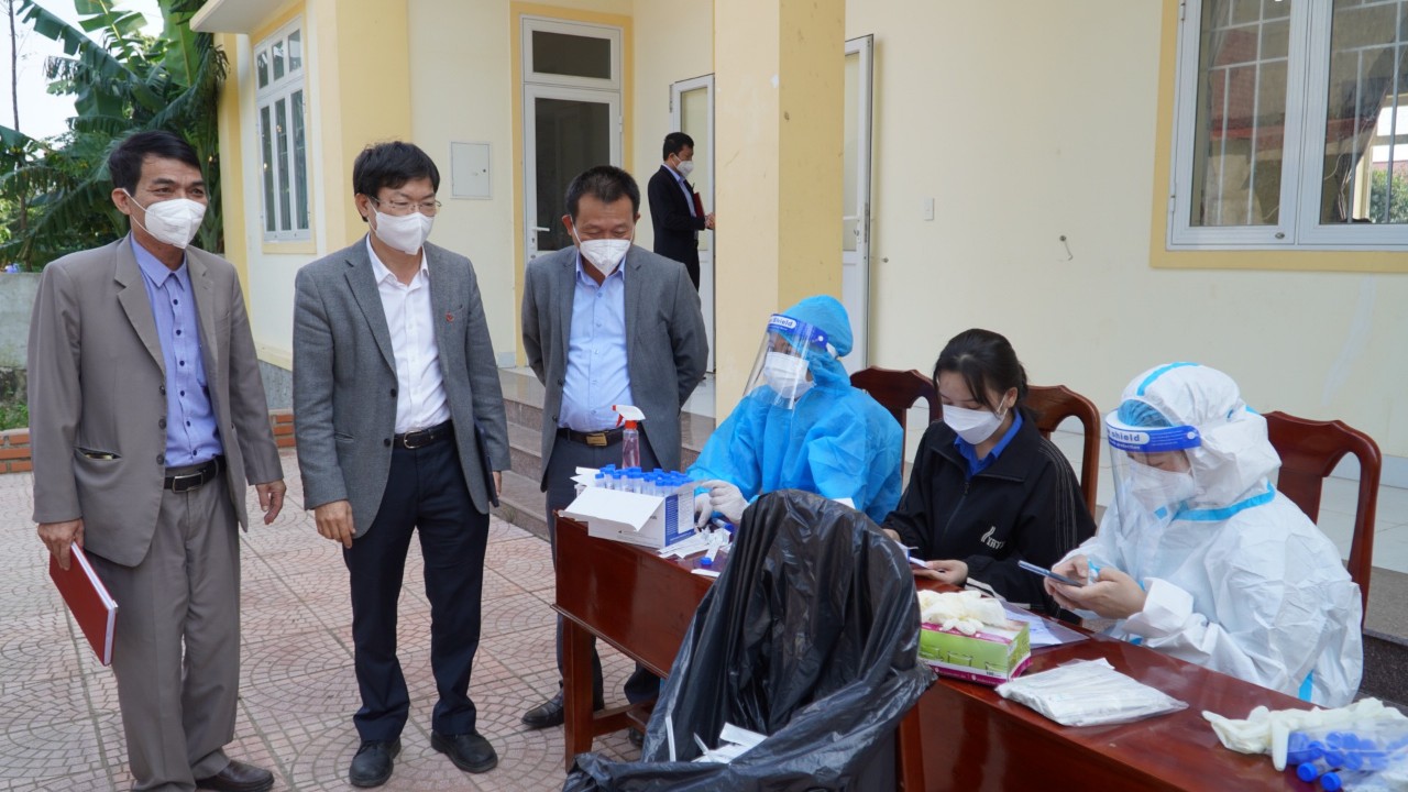 Lãn đạo Sở Y tế và lãnh đạo CDC kiểm tra công tác lấy mẫu xét nghiệm PCR tại xã Quảng Châu huyện Quảng Trạch