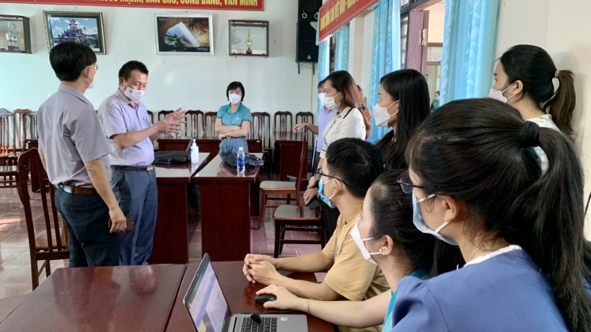 Lãnh đạo CDC Quảng Bình chỉ đạo hướng dẫn công tác nhập liệu. Small