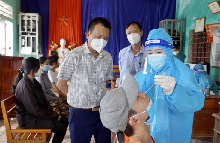 Lãnh đạo CDC Quảng Bình giám sát quá trình lấy mẫu xét nghiệm cho người dân tại phường Quảng Phong