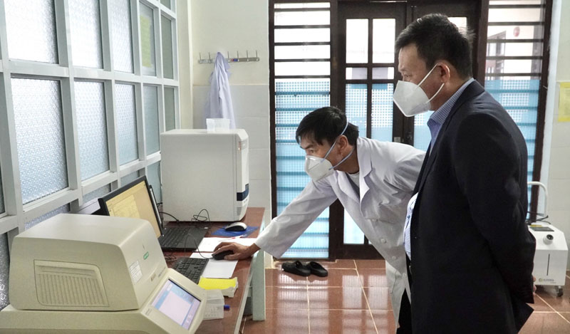 Lãnh đạo CDC Quảng Bình kiểm tra công tác vận hành phòng xét nghiệm tại huyện Minh Hóa vào chiều 15 11
