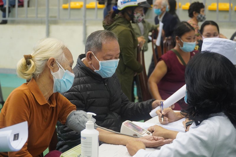 Lãnh đạo CDC Quảng Bình kiểm tra giám sát điểm tiêm chủng vắc xin cho người khuyết tật 1