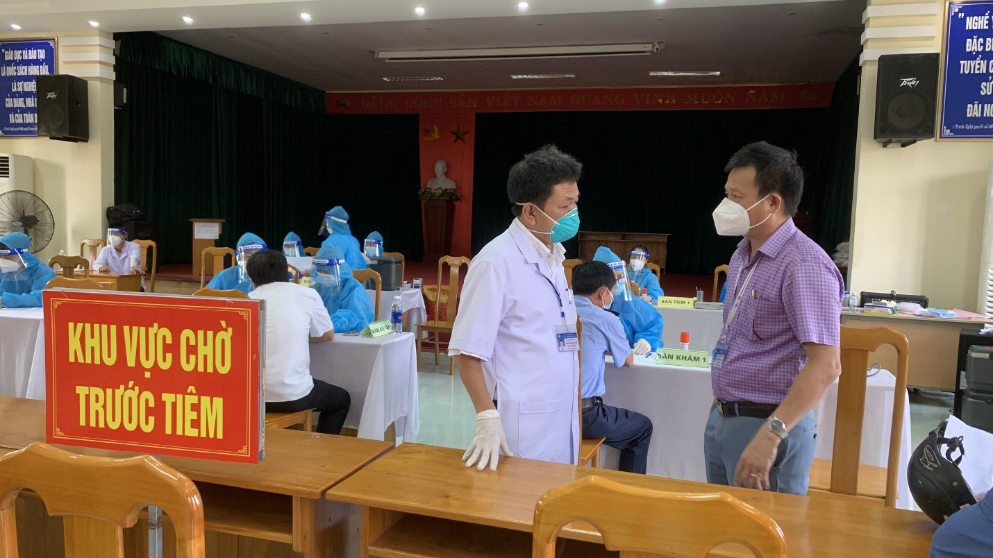 Lãnh đạo CDC trực tiếp giám sát công tác tiêm chủng phòng Covid 19 tại trường CĐ Y tế Quảng Bình