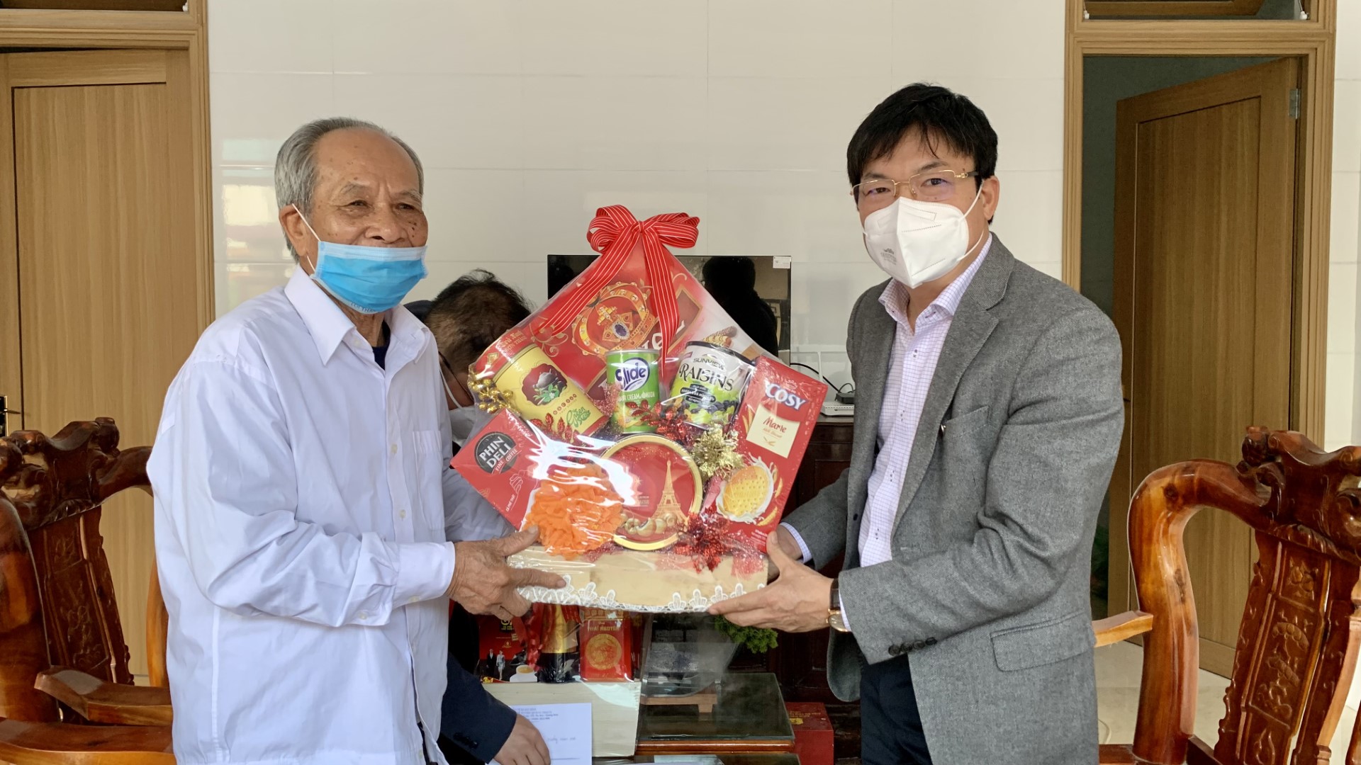 Lãnh đạo Sở Y tế thăm hỏi tri ân và tặng phần quà đồng chí Võ Phú nguyên Giám đốc Sở Y tế. Custom