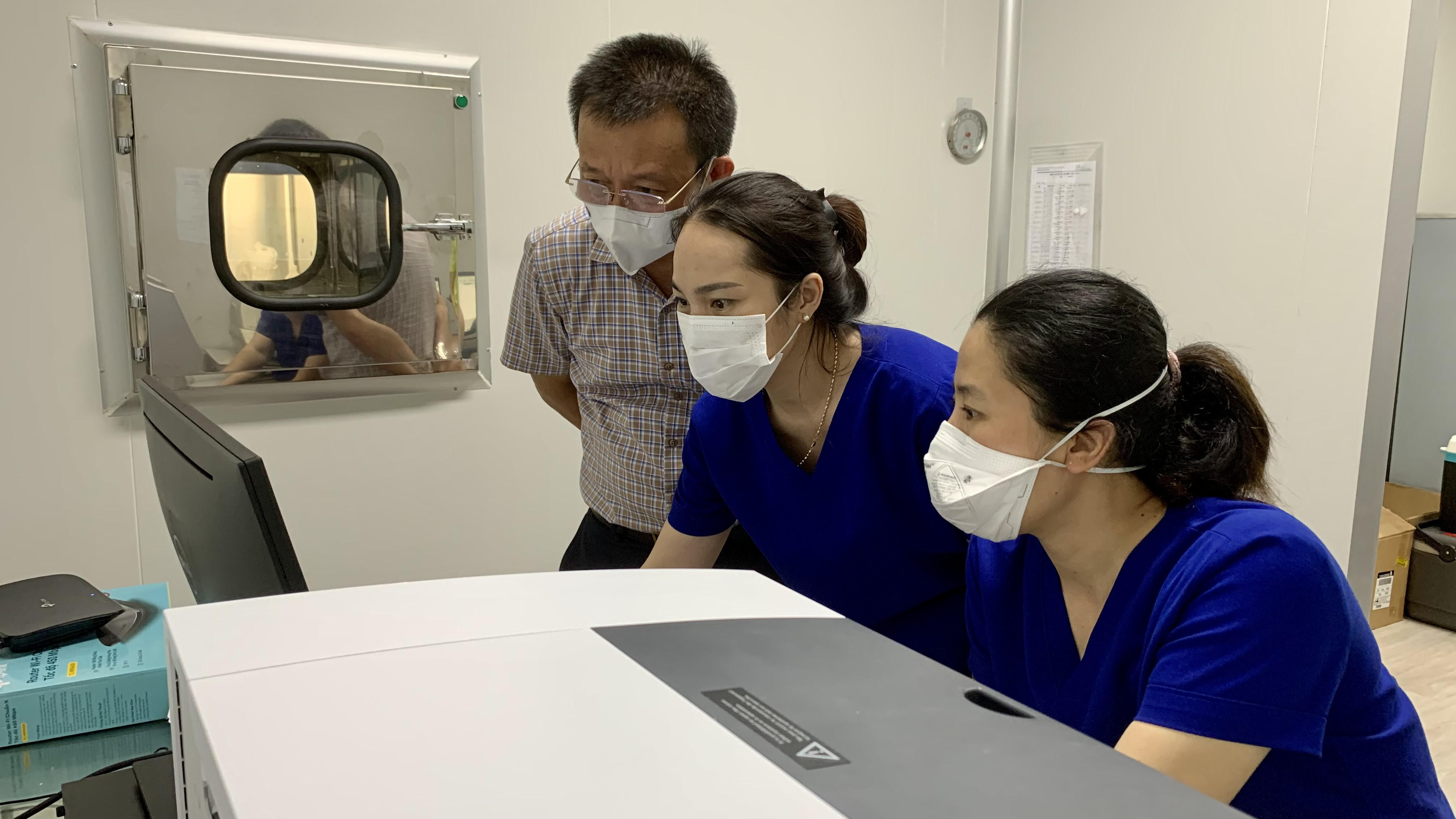 Lãnh đạo cùng nhân viên CDC Quảng Bình trắng đêm chạy mẫu xét nghiệmjpg