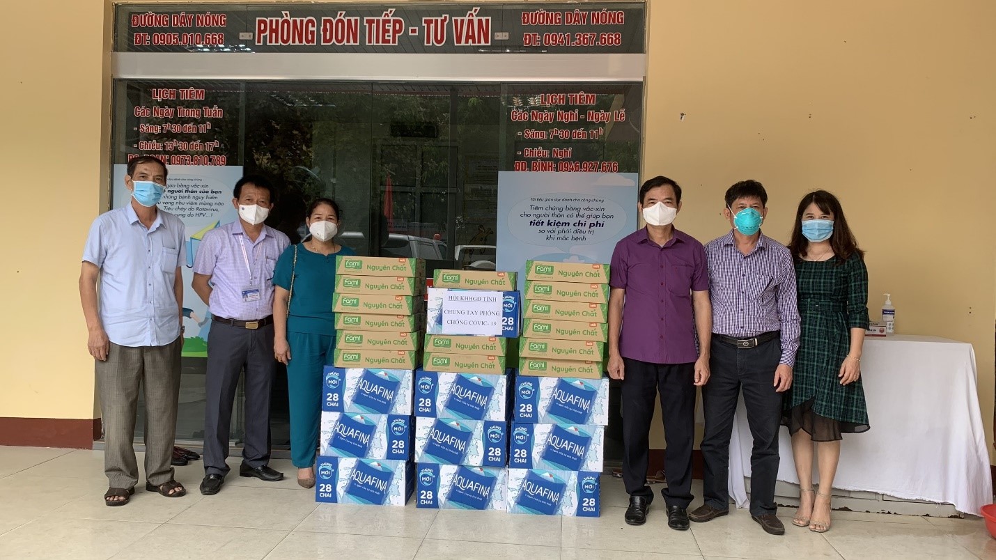 Lãnh đạo trung tâm Kiểm soát bệnh tật tiếp nhận phần quà