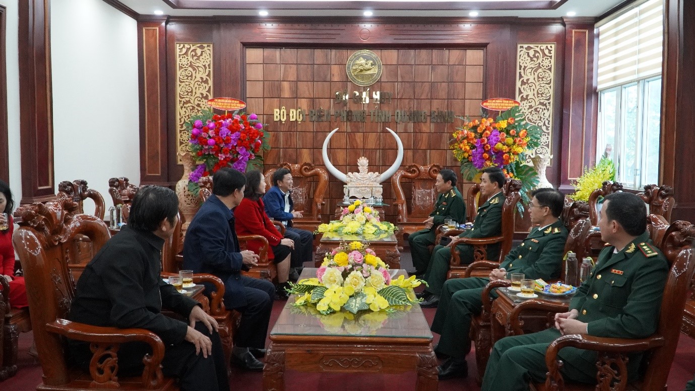 Lãnh_đạo_và_cán_bộ_Trung_tâm_Kiểm_soát_bệnh_tật_tặng_hoa_chúc_mừng_Bộ_Chỉ_huy_Bộ_đội_Biên_phòng_tỉnh_3.jpg