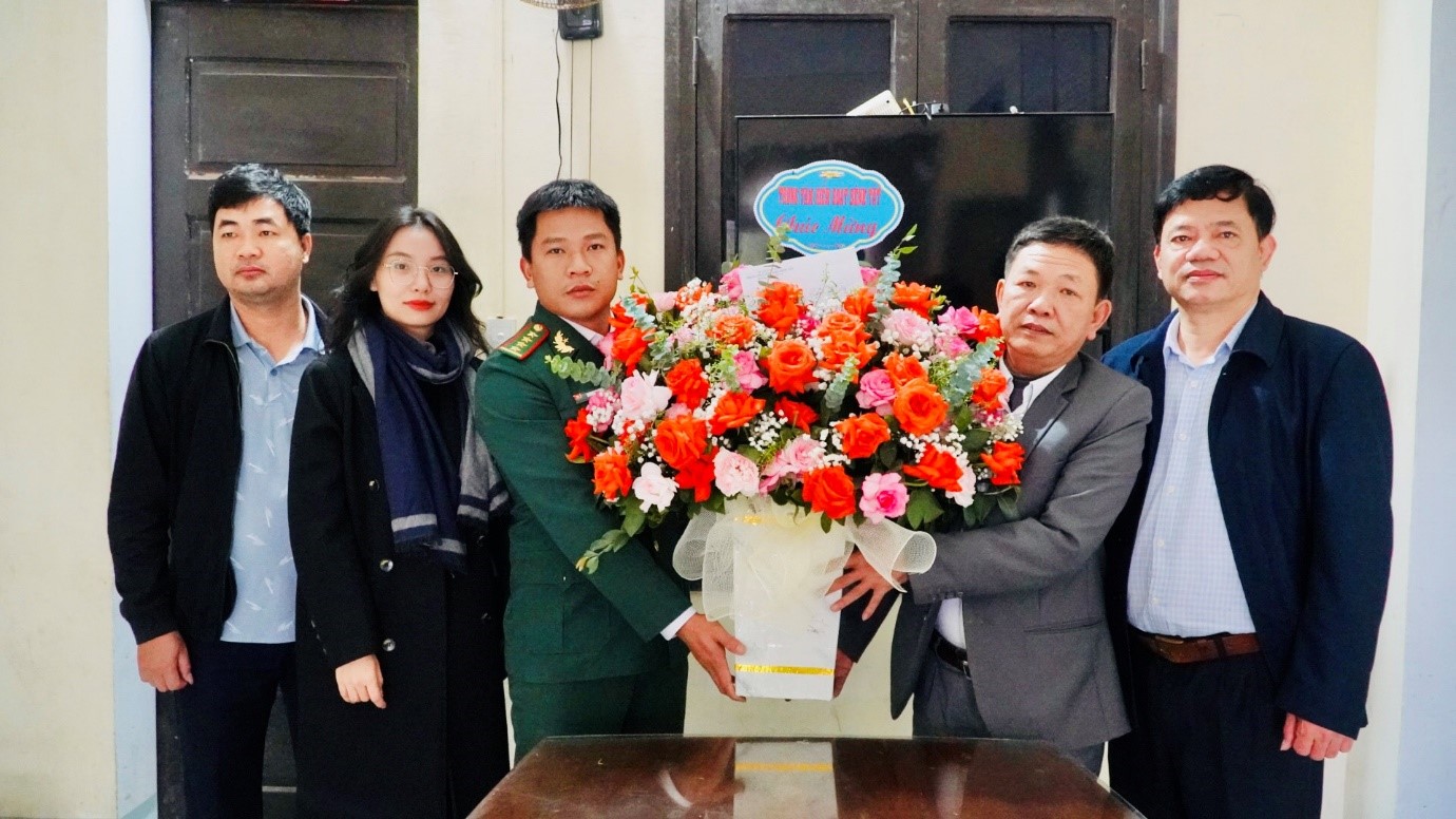 Lãnh đạo và cán bộ Trung tâm Kiểm soát bệnh tật tặng hoa chúc mừng Trạm biên phòng cửa khẩu Cảng Gianhjpg