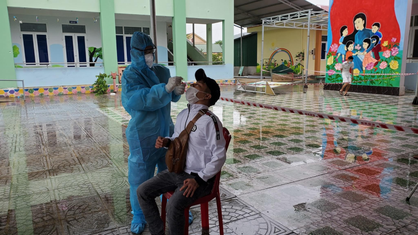 Lấy mẫu xét nghiệm SARS CoV 2 cho các công dân từ miền Nam về quê tại thôn Bắc Sơn xã Thanh Hoá huyện Tuyên Hoá Small