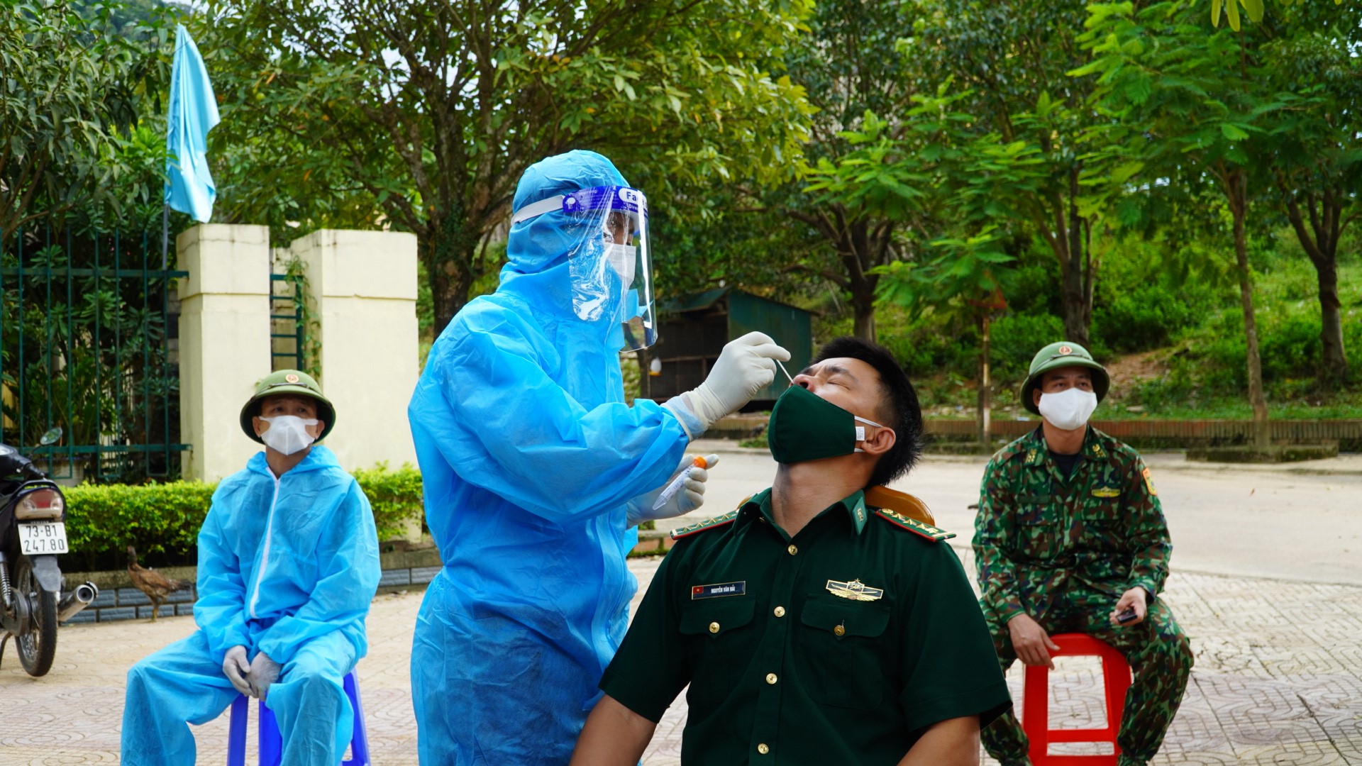 Lấy mẫu xét nghiệm biên phòng Large