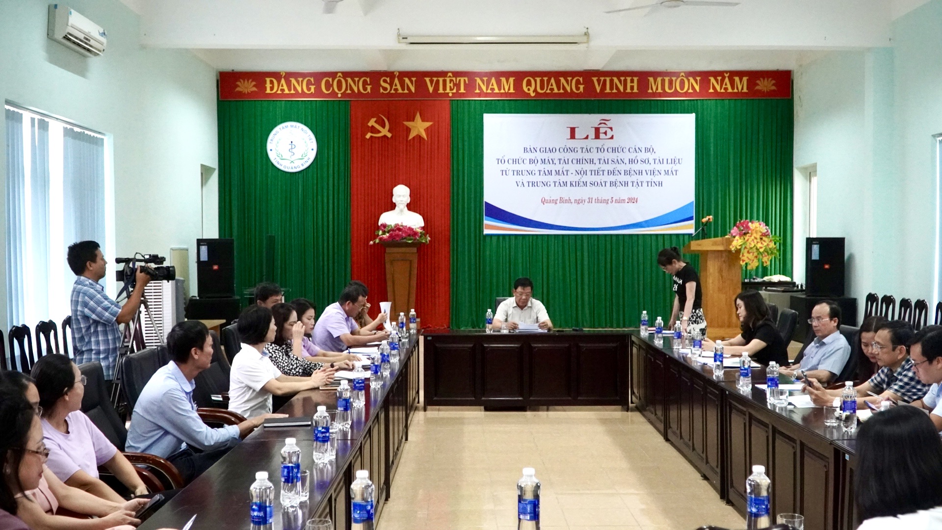 Lễ_bàn_giao_công_tác_tổ_chức_cán_bộ_tổ_chức_bộ_máy_tài_chính_tài_sản_hồ_sơ_tài_liệu_từ_Trung_tâm_Mắt__Nội_tiết_đến_Bệnh_viện_Mắt_và_Trung_tâm_Kiểm_soát_bệnh_tật_tỉnh_4.jpg
