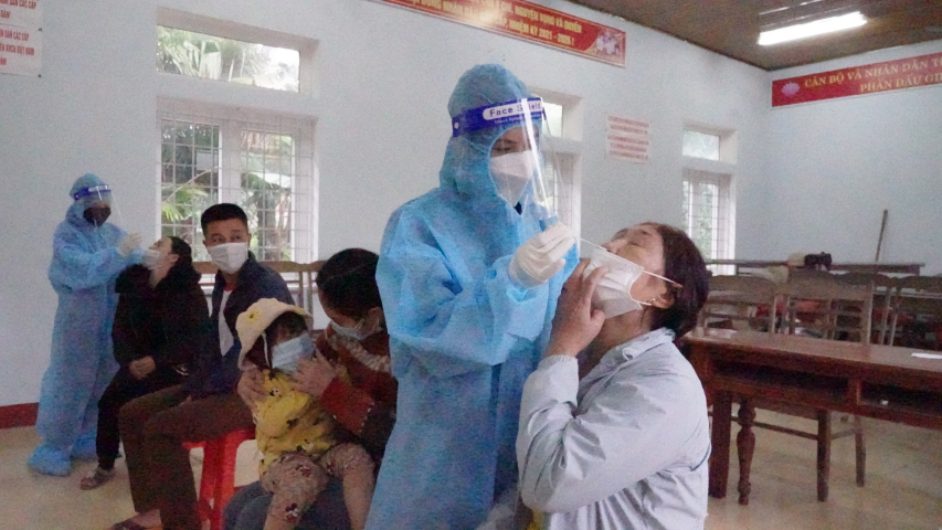 Lực lượng y tế lấy mẫu xét nghiệm Covid 19 cho người dân xã Thuận Hóa huyện Tuyên Hóa Small