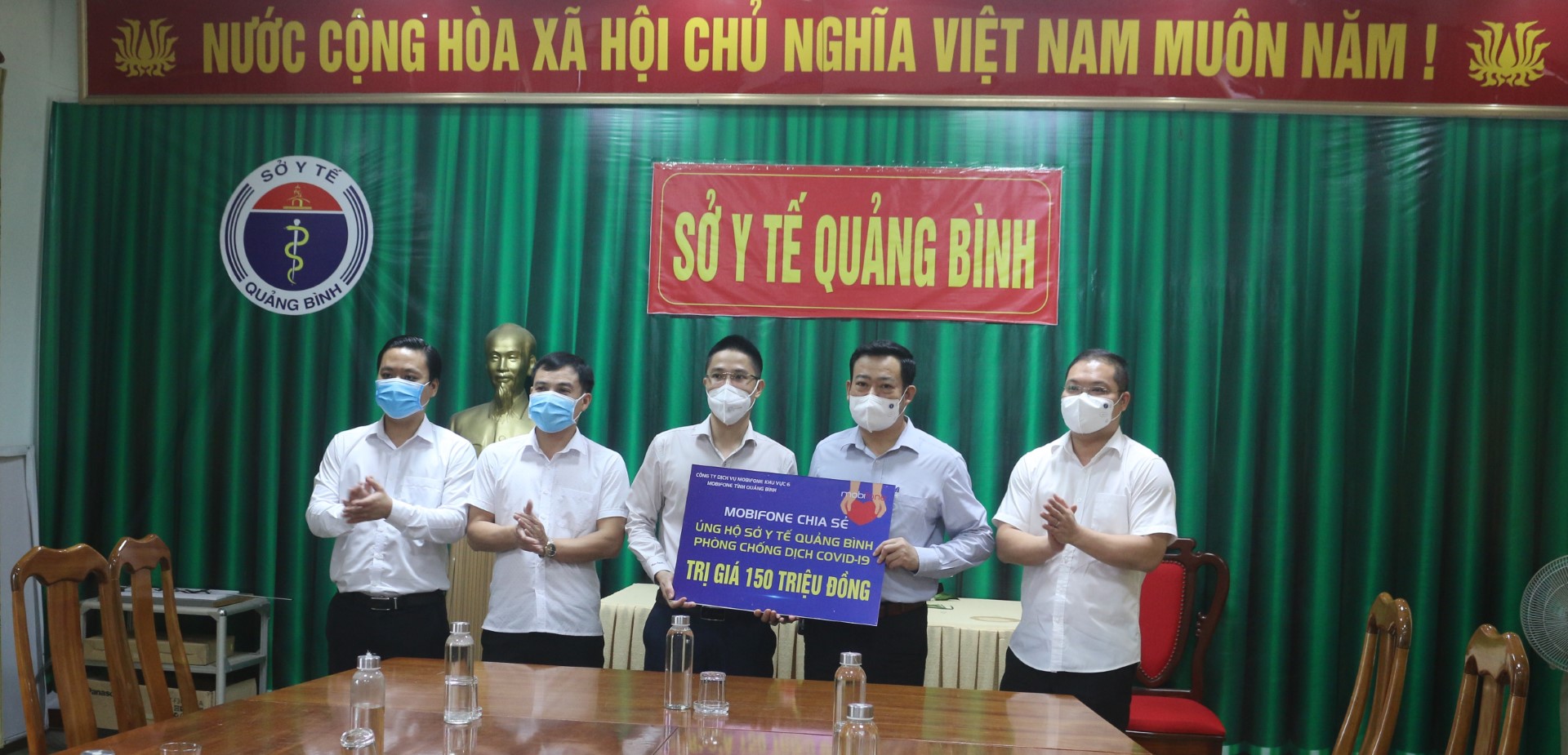 Mobifone hỗ trợ ngành Y tế Quảng Bình 150 triệu đồng phòng chống dịch Covid 19