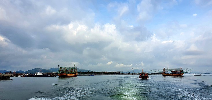 Ngư dân Quảng Trạch ra khơi khai thác hải sảnjpg