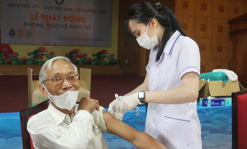 Nhóm cao tuổi có bệnh nền và người suy giảm miễn dịch cần tích cực tham gia tiêm vắc xin mũi 3 mũi 4 để giúp củng cố thêm khả năng miễn dịchjpg