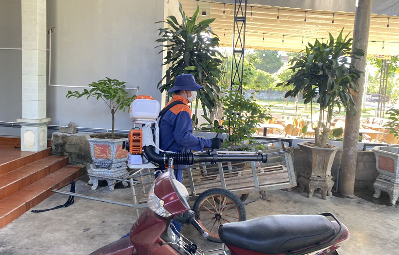 Những_hộ_dân_của_xã_Phúc_Trạch_được_bảo_vệ_bằng_hóa_chất_diệt_muỗi._7.jpg