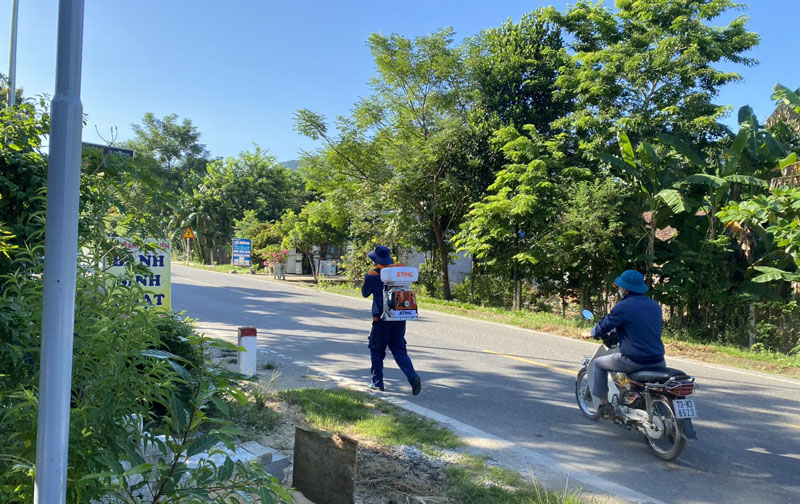 Những_hộ_dân_của_xã_Phúc_Trạch_được_bảo_vệ_bằng_hóa_chất_diệt_muỗi._9.jpg