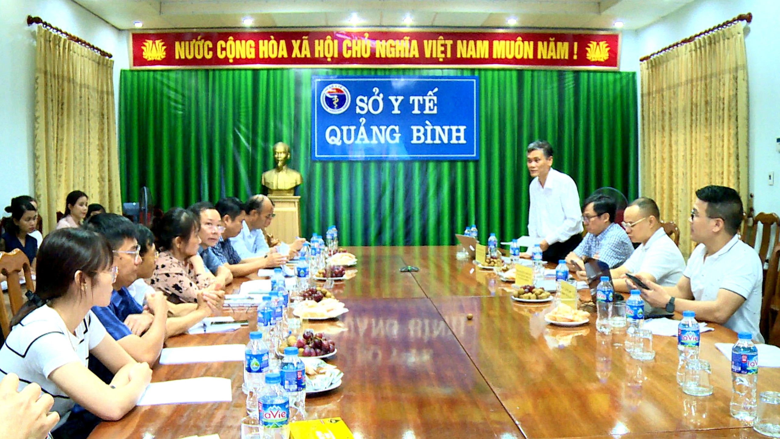 PGS.TS._Hoàng_Bùi_Bảo_Phó_hiểu_trưởng_Trường_đại_học_Y_Dược_Huế_phỏng_vấn_các_bác_sỹ_trẻ_tham_gia_dự_an_585.jpg