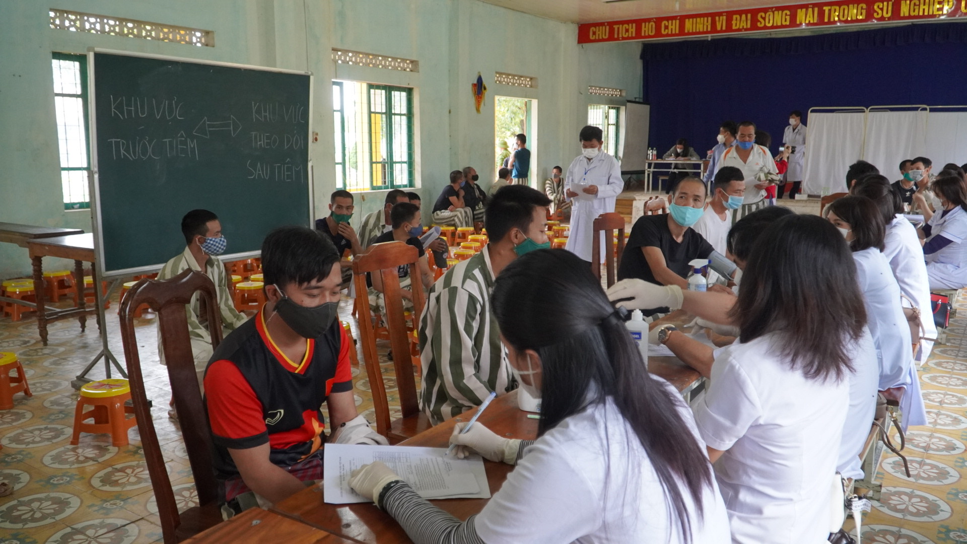 Phạm nhân được cán bộ y tế khám và tư vấn kỹ trước khi tiêm vắc xin phòng Covid 19 mũi bổ sung 2