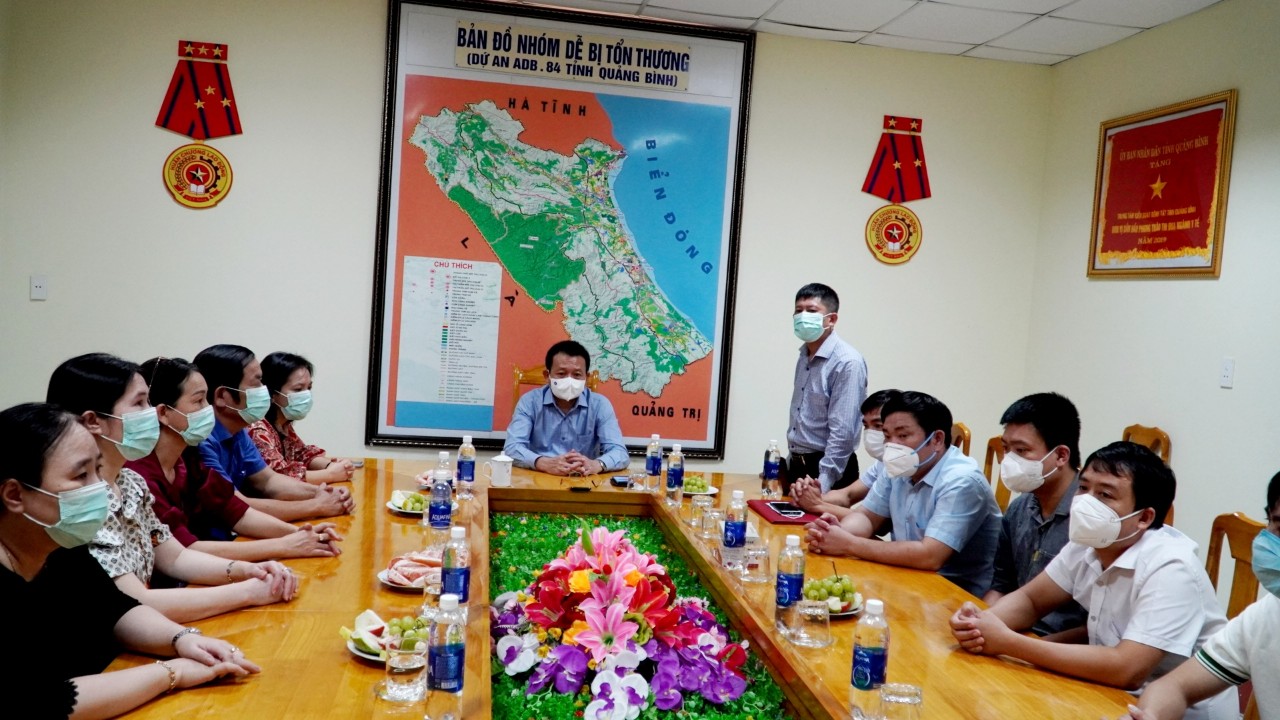 Th.s Lê Minh Tiến Phó Giám đốc Trung tâm Kiểm soát bệnh tật báo cáo công tác hỗ trợ phòng chống dịch tại tỉnh Khăm Muộn CHDCND Lào
