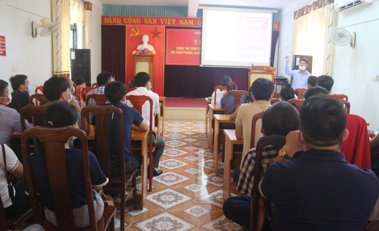 ThS Lê Minh Tiến Phó Giám đốc Trung tâm Kiểm soát bệnh tật hướng dẫn phương pháp lấy mẫu bảo quản vận chuyển mẫu xét nghiệm