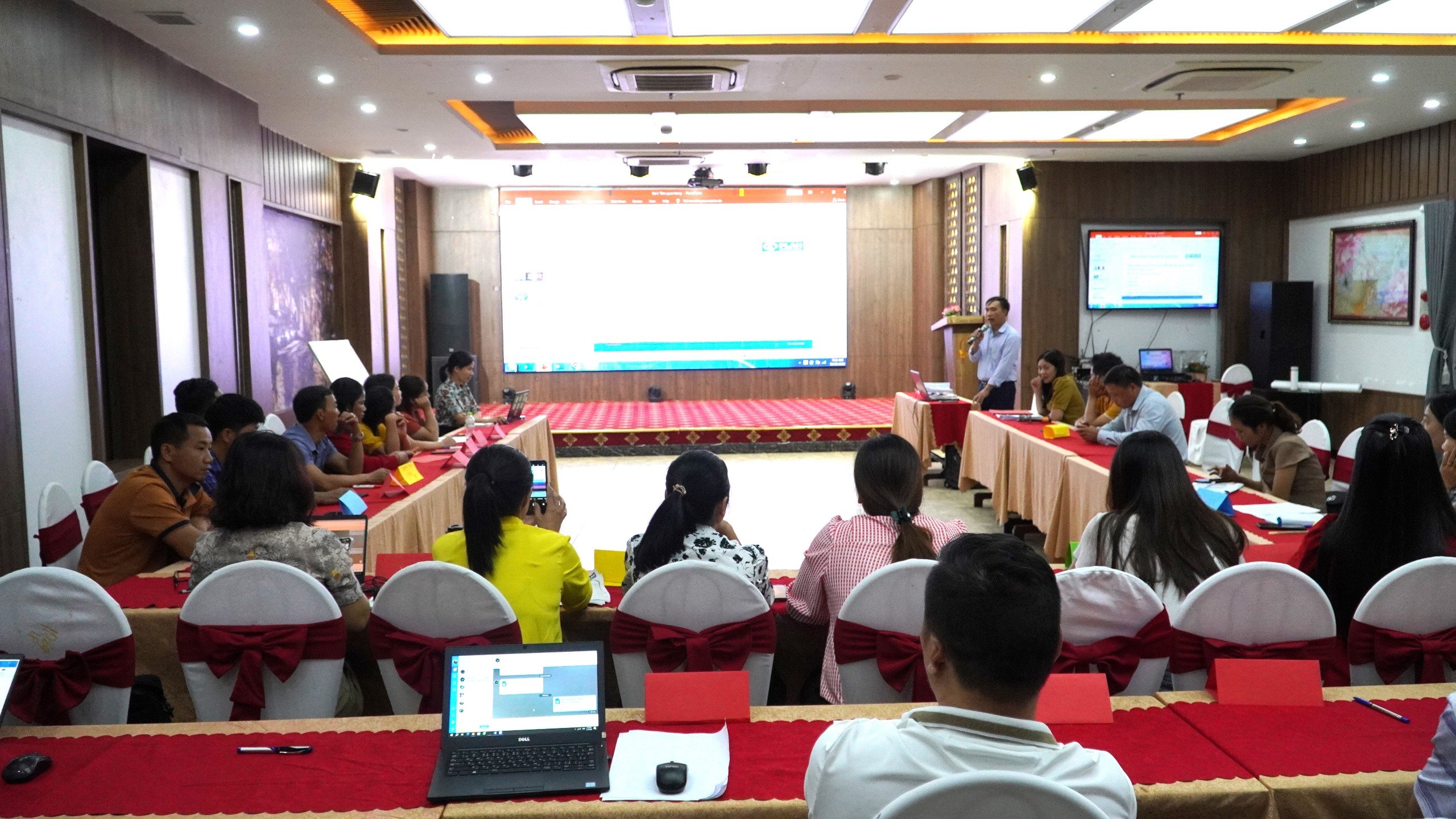 Ths_Phan_Tiến_Hoàng_Phó_trưởng_khoa_Phòng_chống_bệnh_không_lây_nhiễm__Dinh_dưỡng_Trung_tâm_Kiểm_soát_bệnh_tật_trình_bày_bài_giảng_tại_lớp_tập_huấn.jpg