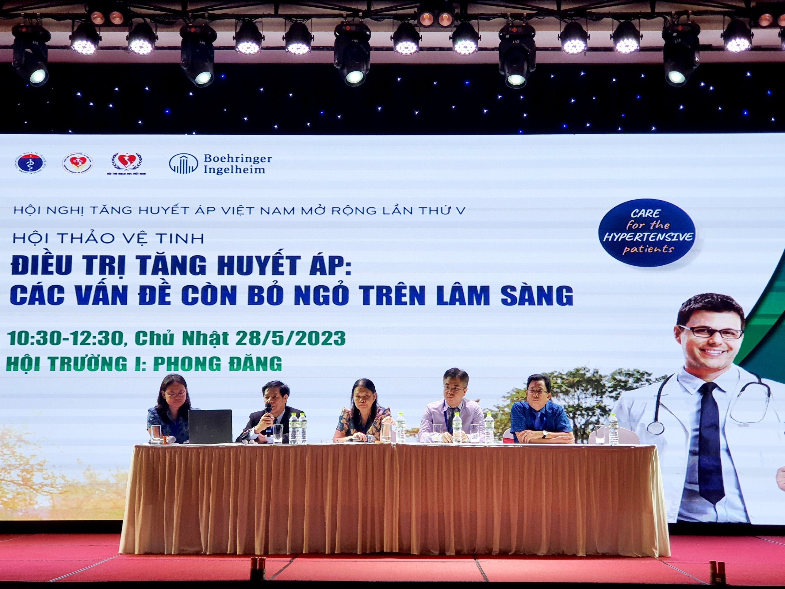 Thảo_luận_các_vấn_đề_liên_quan_đến_điều_trị_cho_bệnh_nhân_THA.jpg