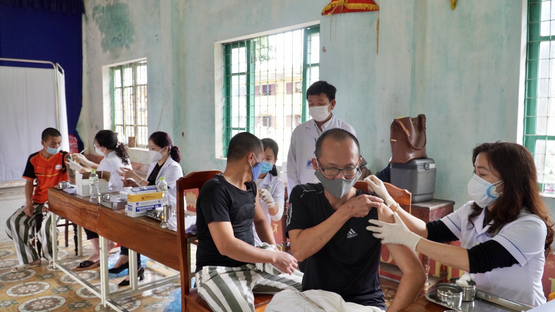 Tiêm vắc xin phòng Covid 19 cho phạm nhân đang chấp hành án nhằm tăng cường công tác phòng chống dịch Covid 19 trong các trại giam nhà tạm giữjpeg
