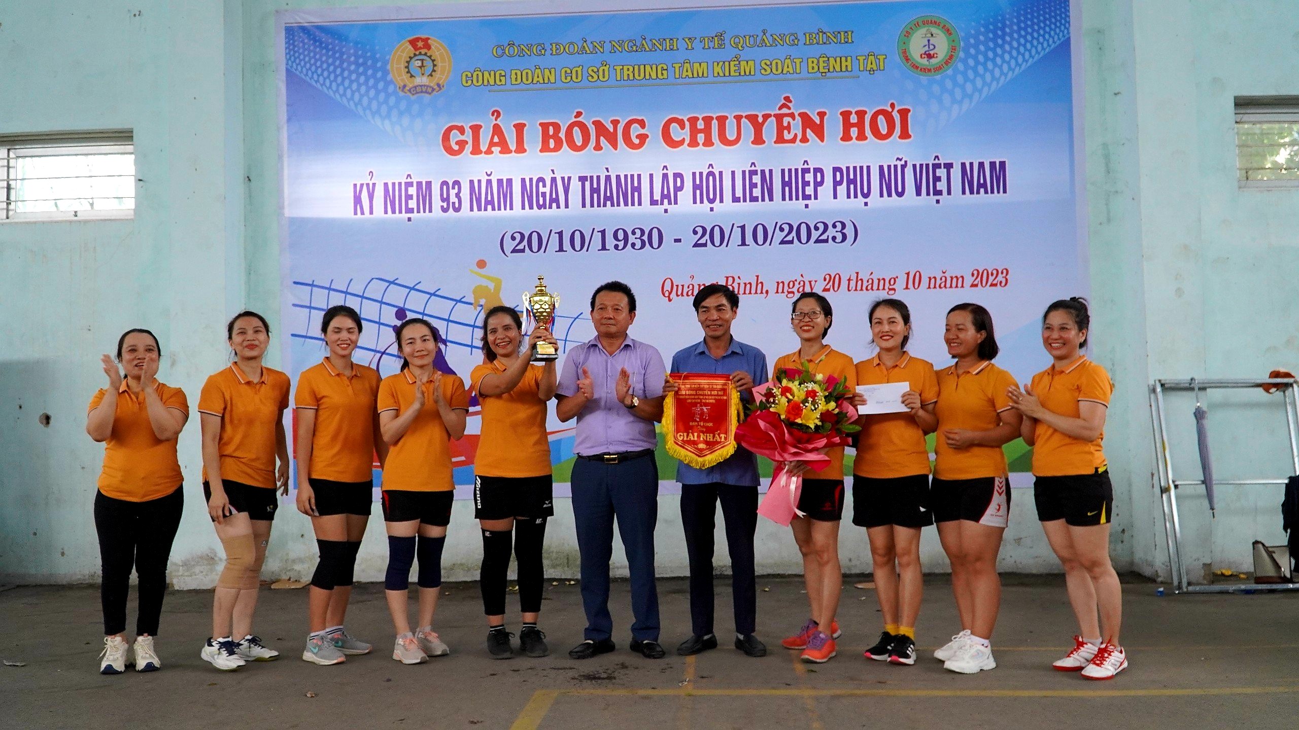 Trao_cúp_cho_đội_vô_dịch.jpg