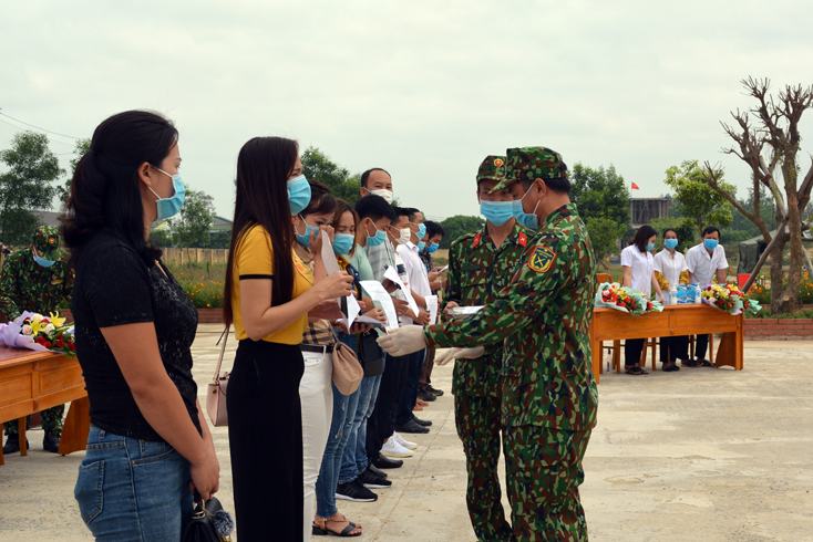 Trao giấy chứng nhận hoàn thành nhiệm vụ cách ly y tế