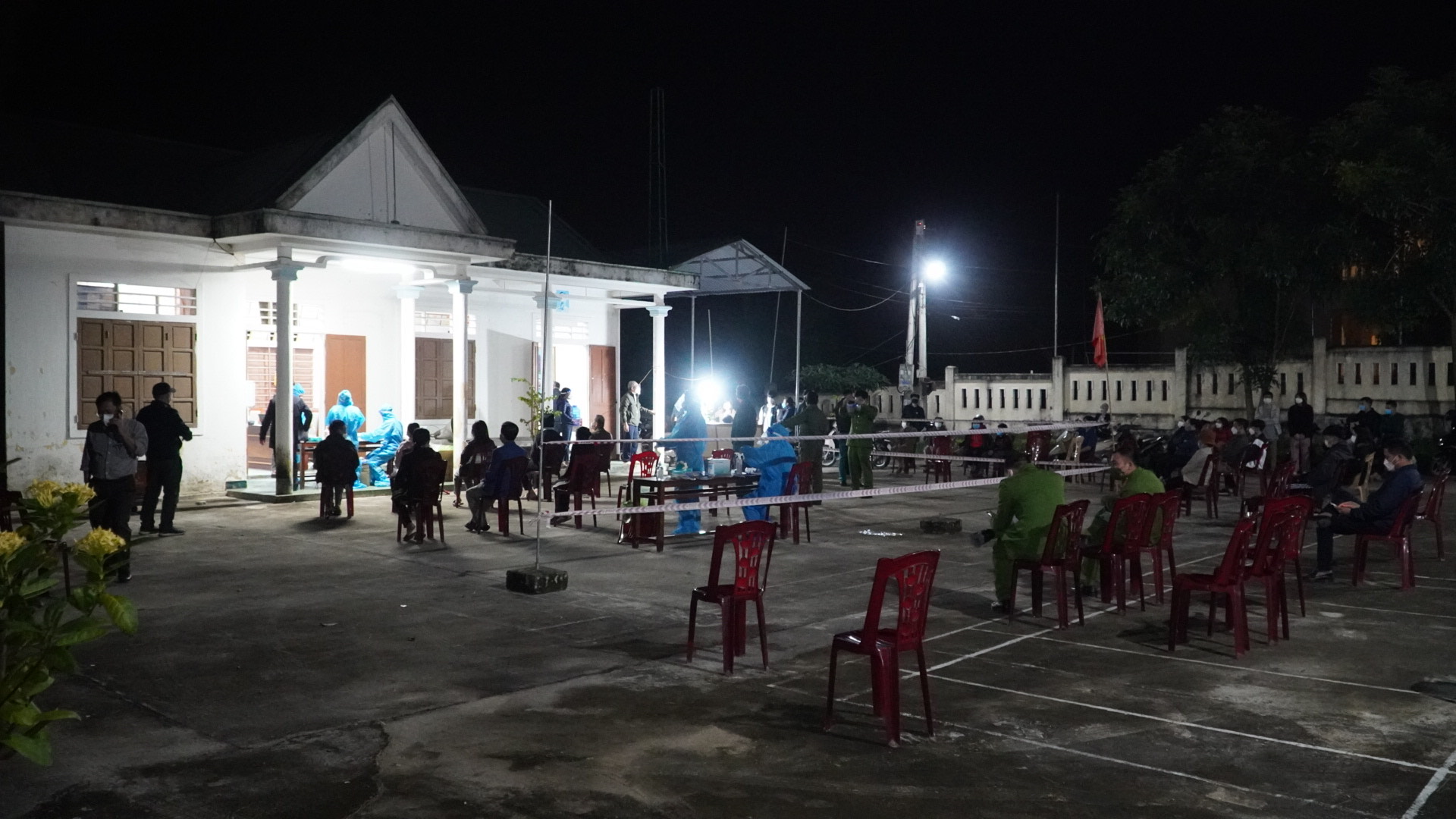 Triển khai công tác chống dịch tại thị trấn Đồng Lê đêm 14 117