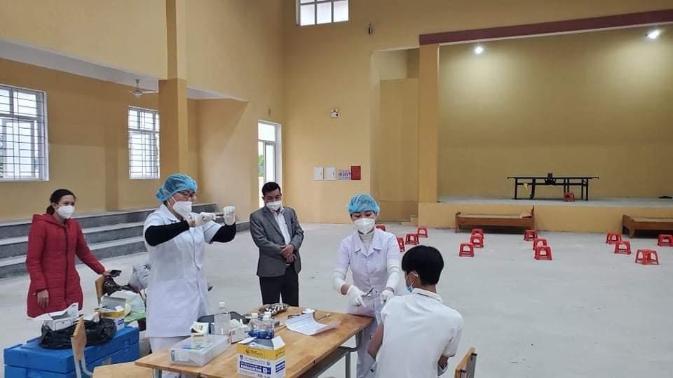 Triển khai tiêm vắc xin phòng Covid 19 cho học sinh lứa tuổi từ 16 đến 18 trên địa bàn huyện Tuyên Hoá
