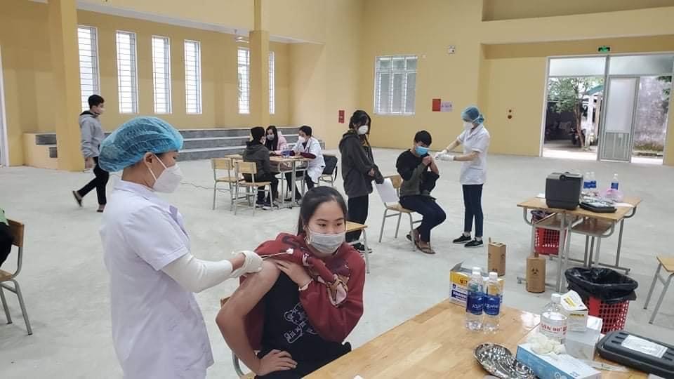Triển khai tiêm vắc xin phòng Covid 19 cho học sinh lứa tuổi từ 16 đến 18 trên địa bàn huyện Tuyên Hoá1