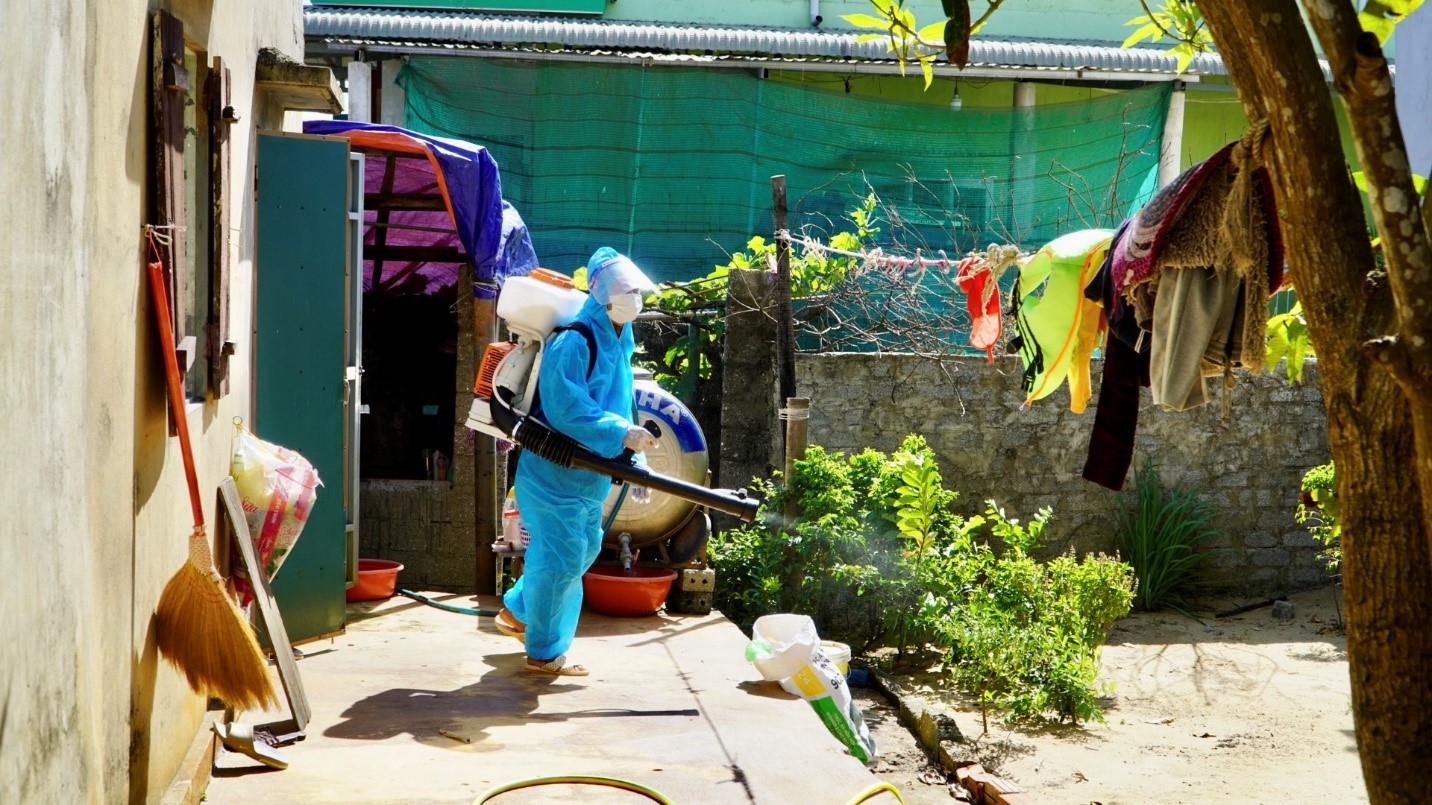 Trung tâm Y tế huyện Bố Trạch phun hóa chất diệt muỗi cho người dân trên địa bàn