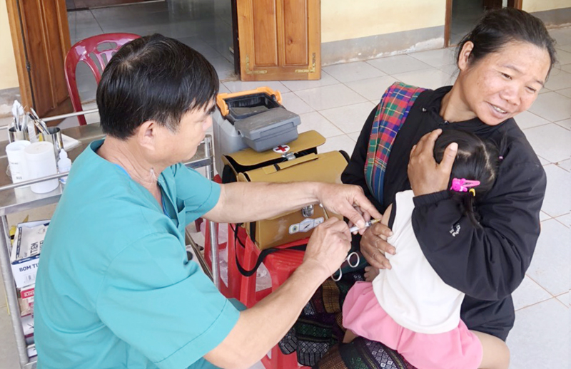 Trẻ em dân tộc thiểu số xã Thượng Trạch Bố Trạch được tiêm các mũi vắc xin trong chương trình TCMRjpg