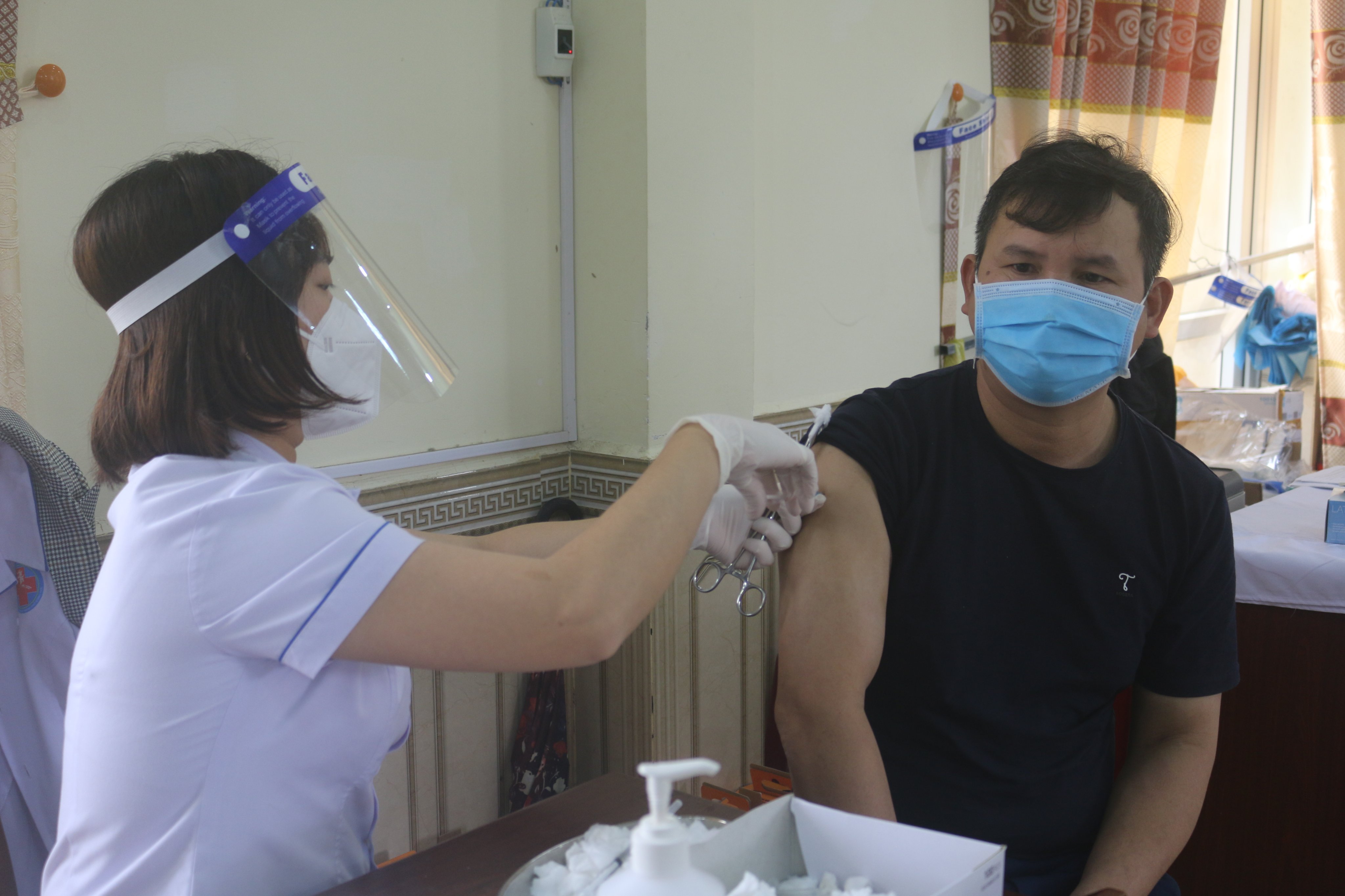 Tại điểm tiêm Bệnh viện Đa khoa TP. Đồng Hới2