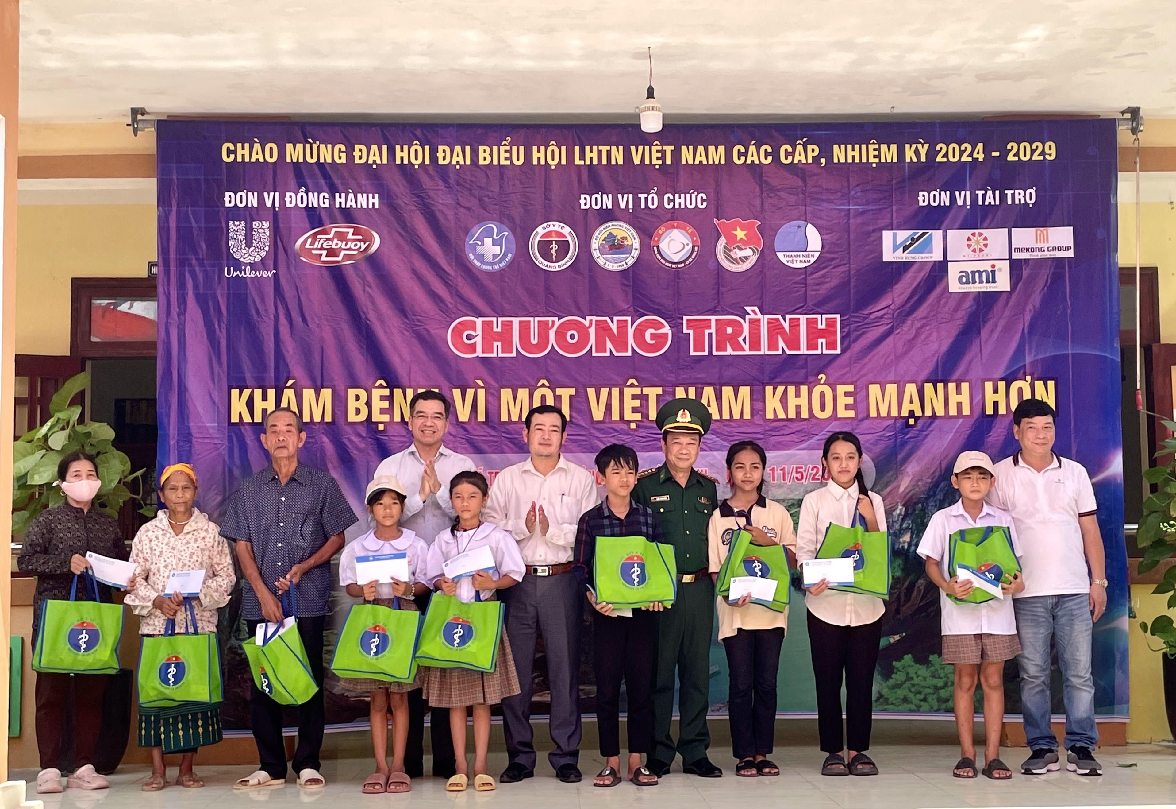 Tặng_quà_cho_các_em_học_sinh_có_hoàn_cảnh_khó_khăn_con_nuôi_đồn_Biên_phòng.jpg