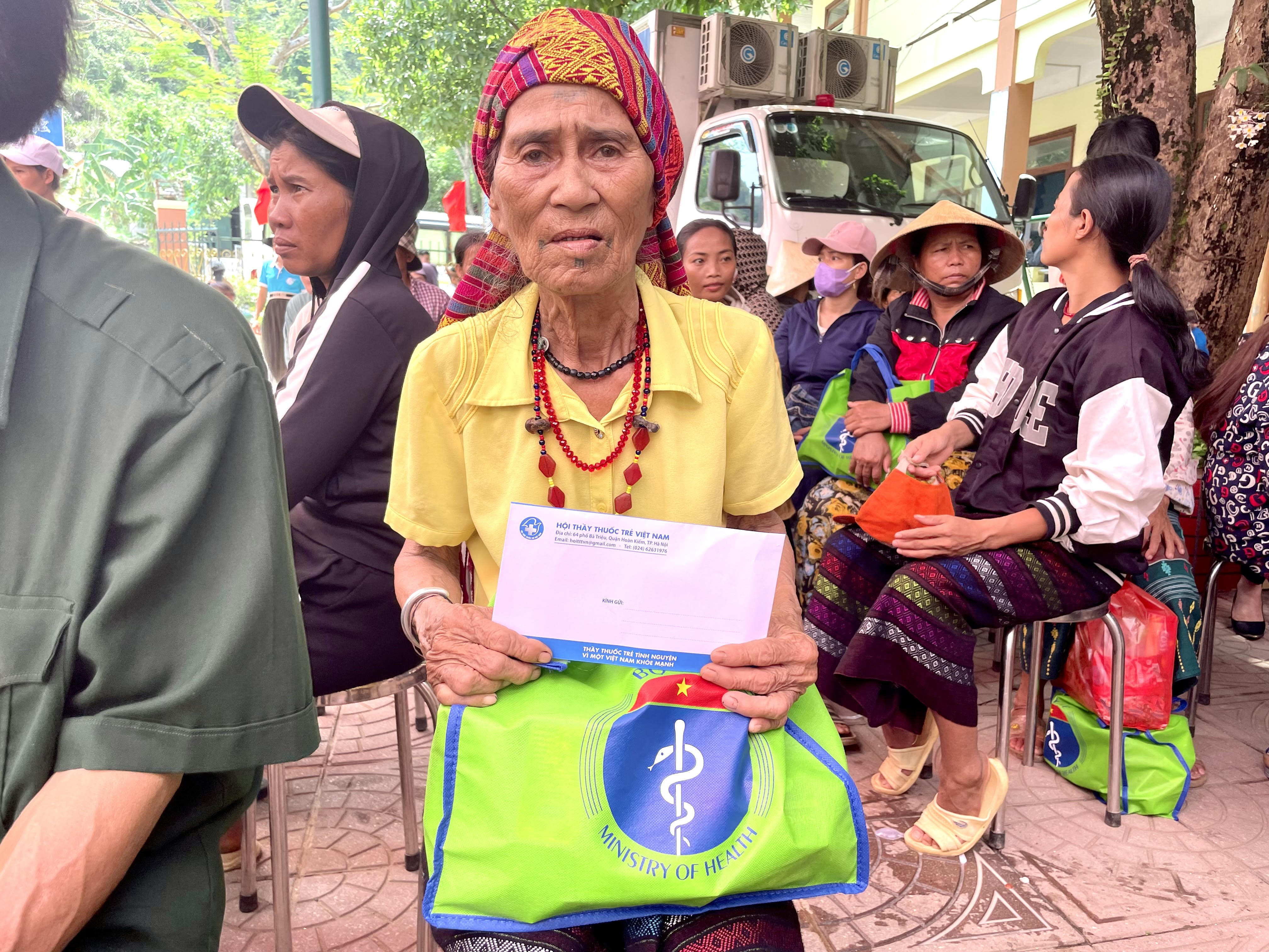 Tặng_quà_cho_các_em_học_sinh_có_hoàn_cảnh_khó_khăn_con_nuôi_đồn_Biên_phòng_11.jpg