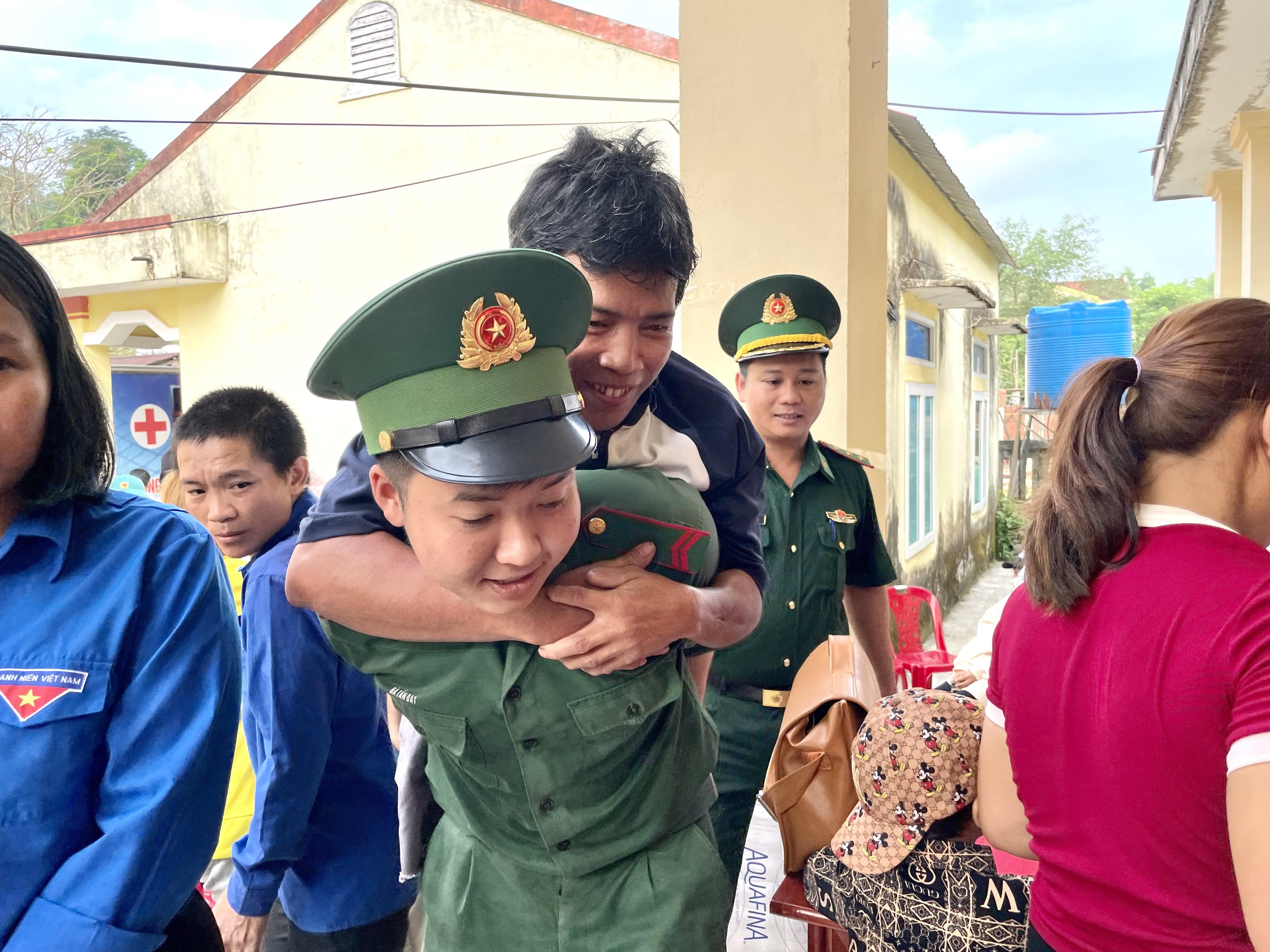 Tặng_quà_cho_các_em_học_sinh_có_hoàn_cảnh_khó_khăn_con_nuôi_đồn_Biên_phòng_12.jpg