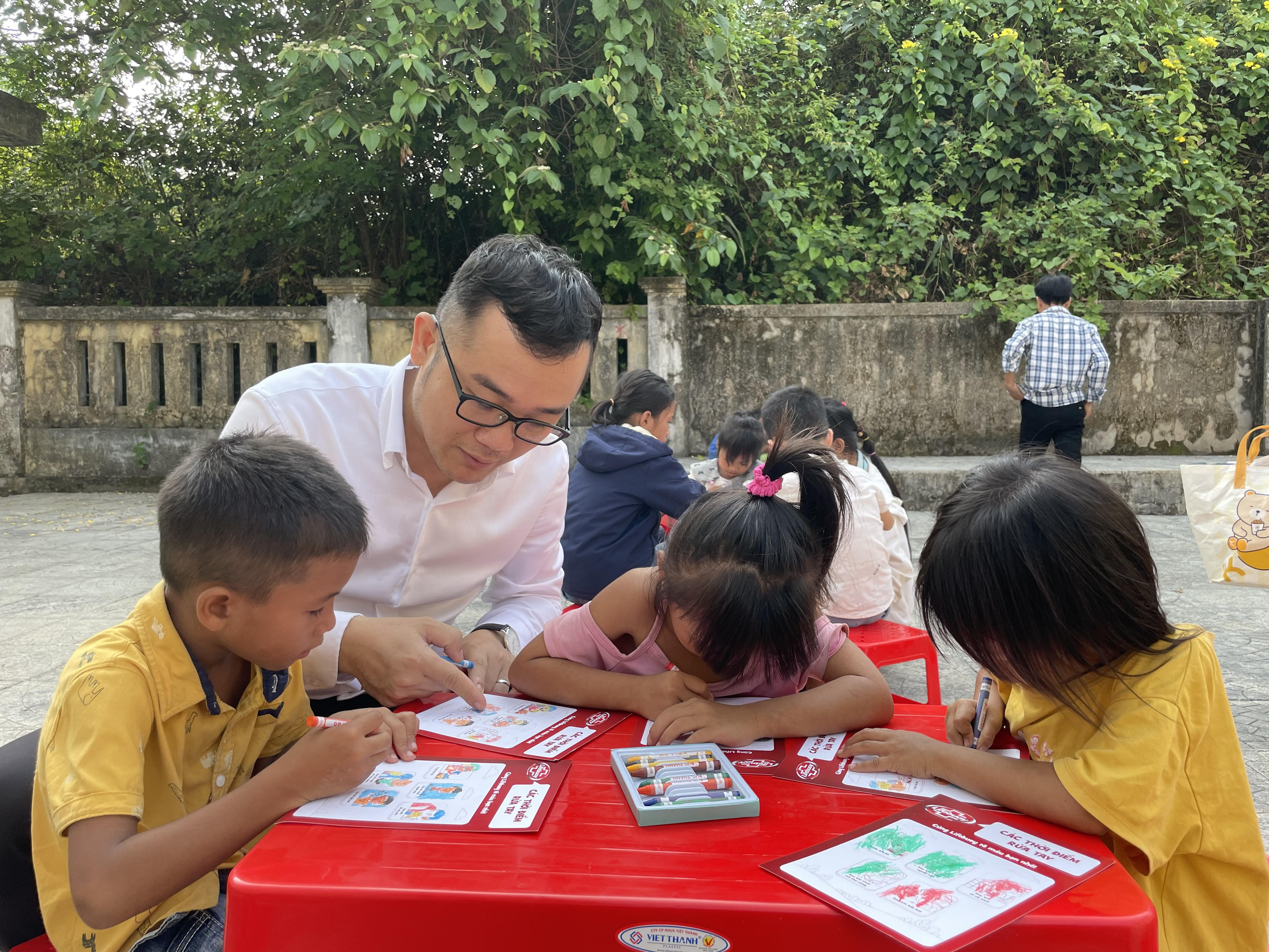 Tặng_quà_cho_các_em_học_sinh_có_hoàn_cảnh_khó_khăn_con_nuôi_đồn_Biên_phòng_13.jpg