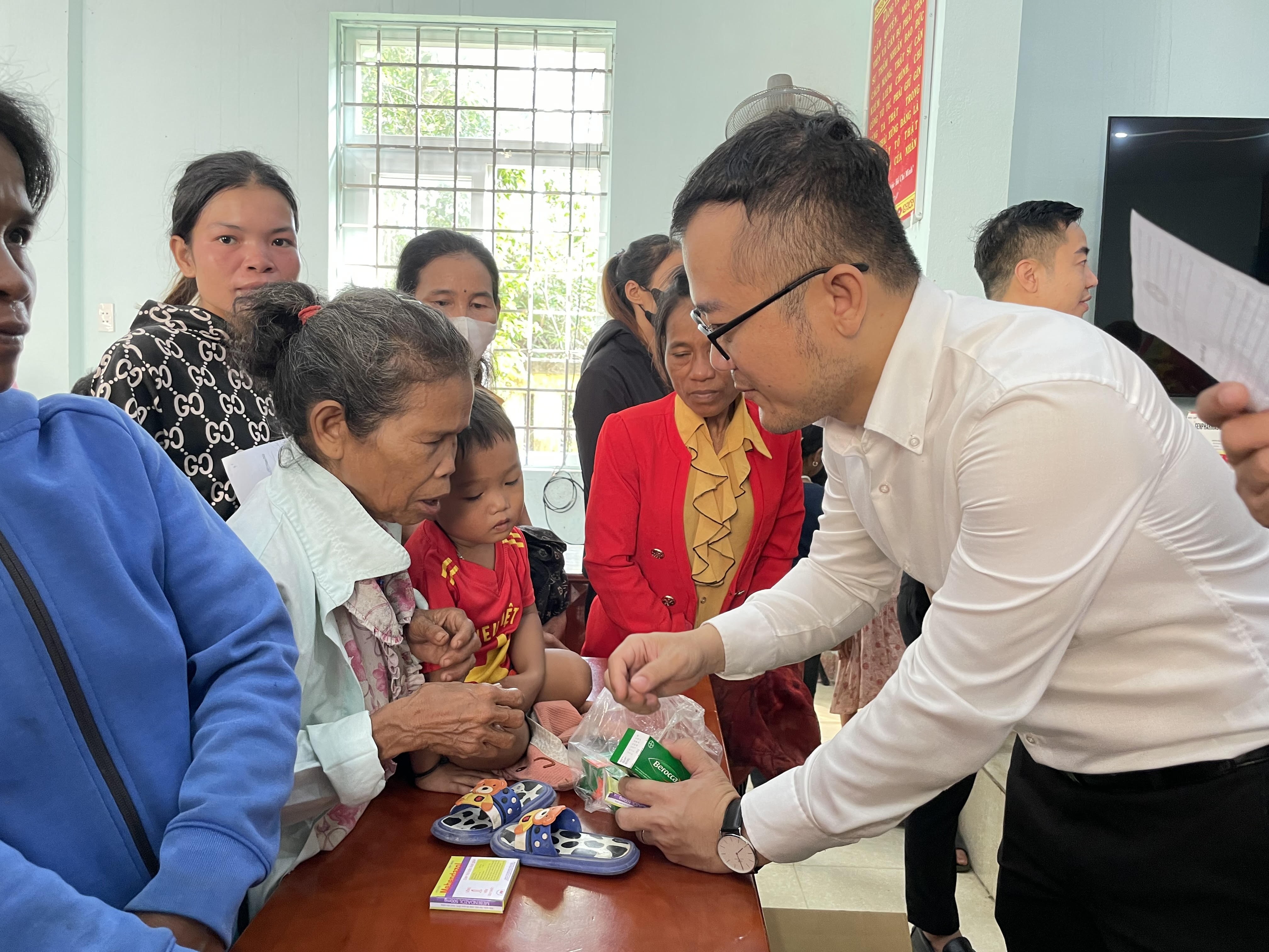 Tặng_quà_cho_các_em_học_sinh_có_hoàn_cảnh_khó_khăn_con_nuôi_đồn_Biên_phòng_14.jpg