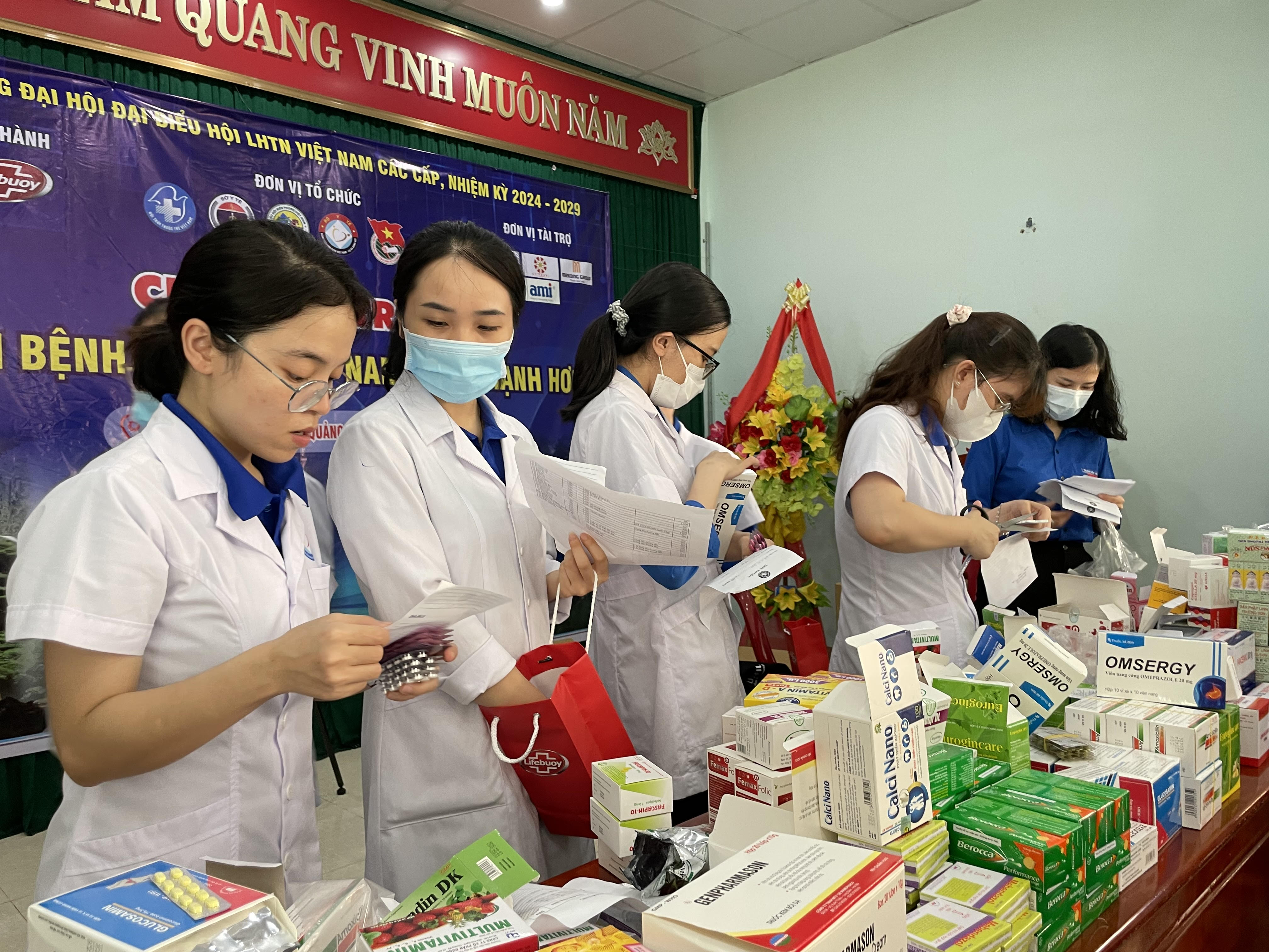 Tặng_quà_cho_các_em_học_sinh_có_hoàn_cảnh_khó_khăn_con_nuôi_đồn_Biên_phòng_15.jpg