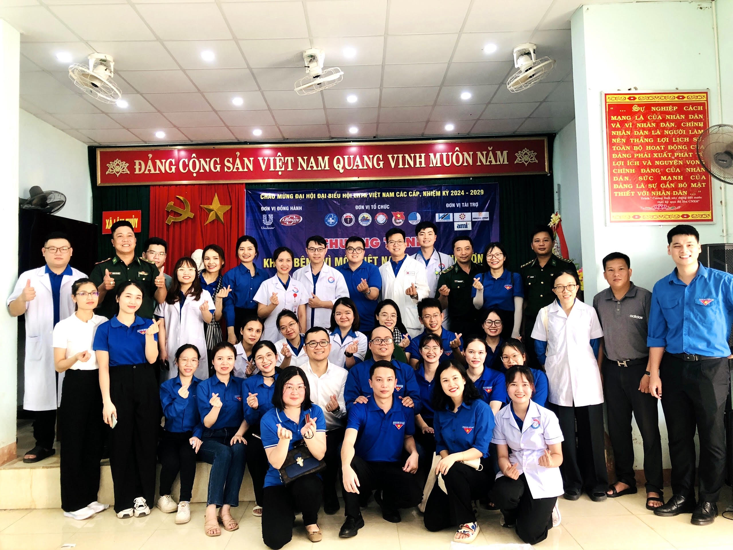Tặng_quà_cho_các_em_học_sinh_có_hoàn_cảnh_khó_khăn_con_nuôi_đồn_Biên_phòng_2.jpg