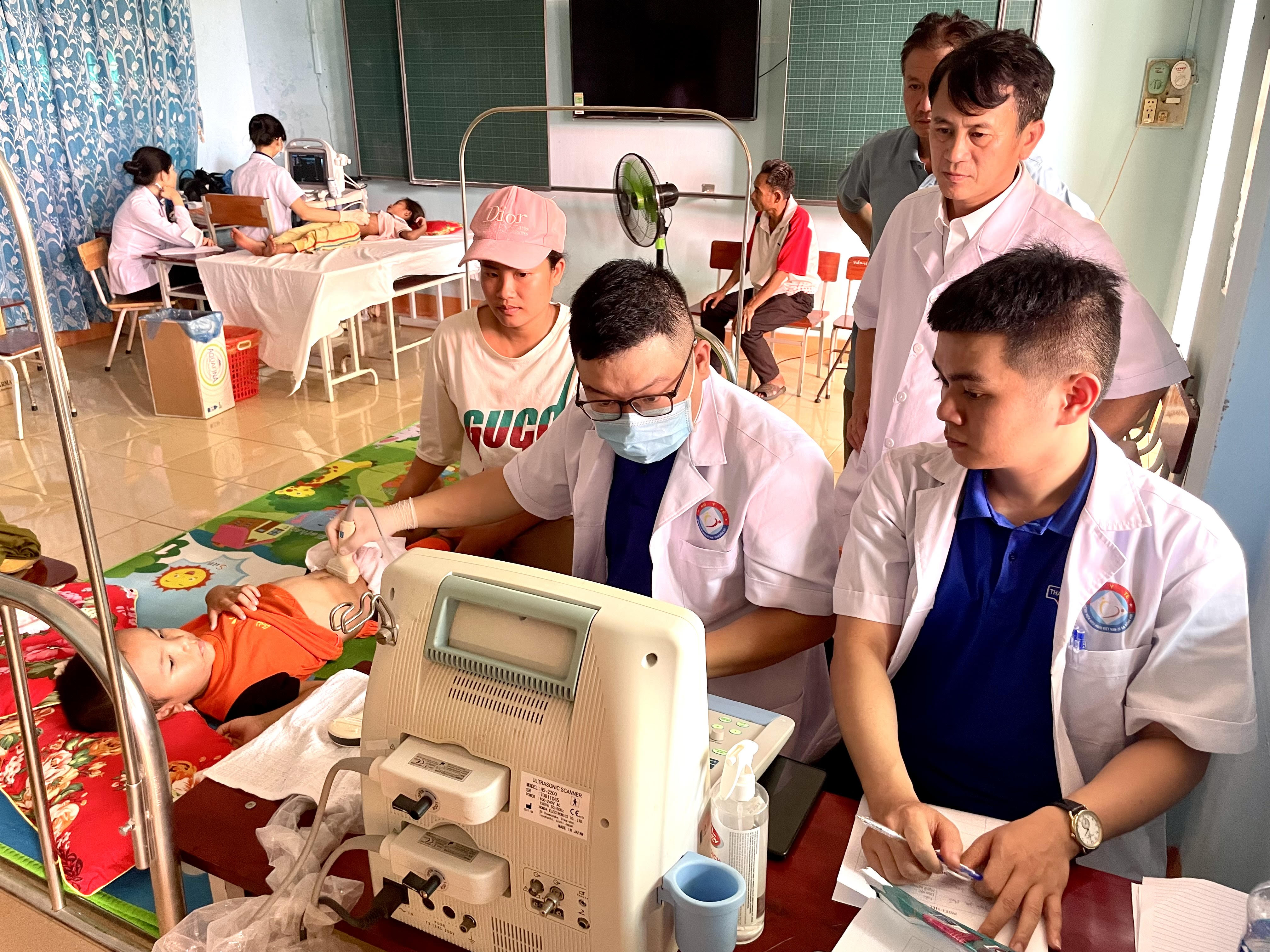 Tặng_quà_cho_các_em_học_sinh_có_hoàn_cảnh_khó_khăn_con_nuôi_đồn_Biên_phòng_4.jpg