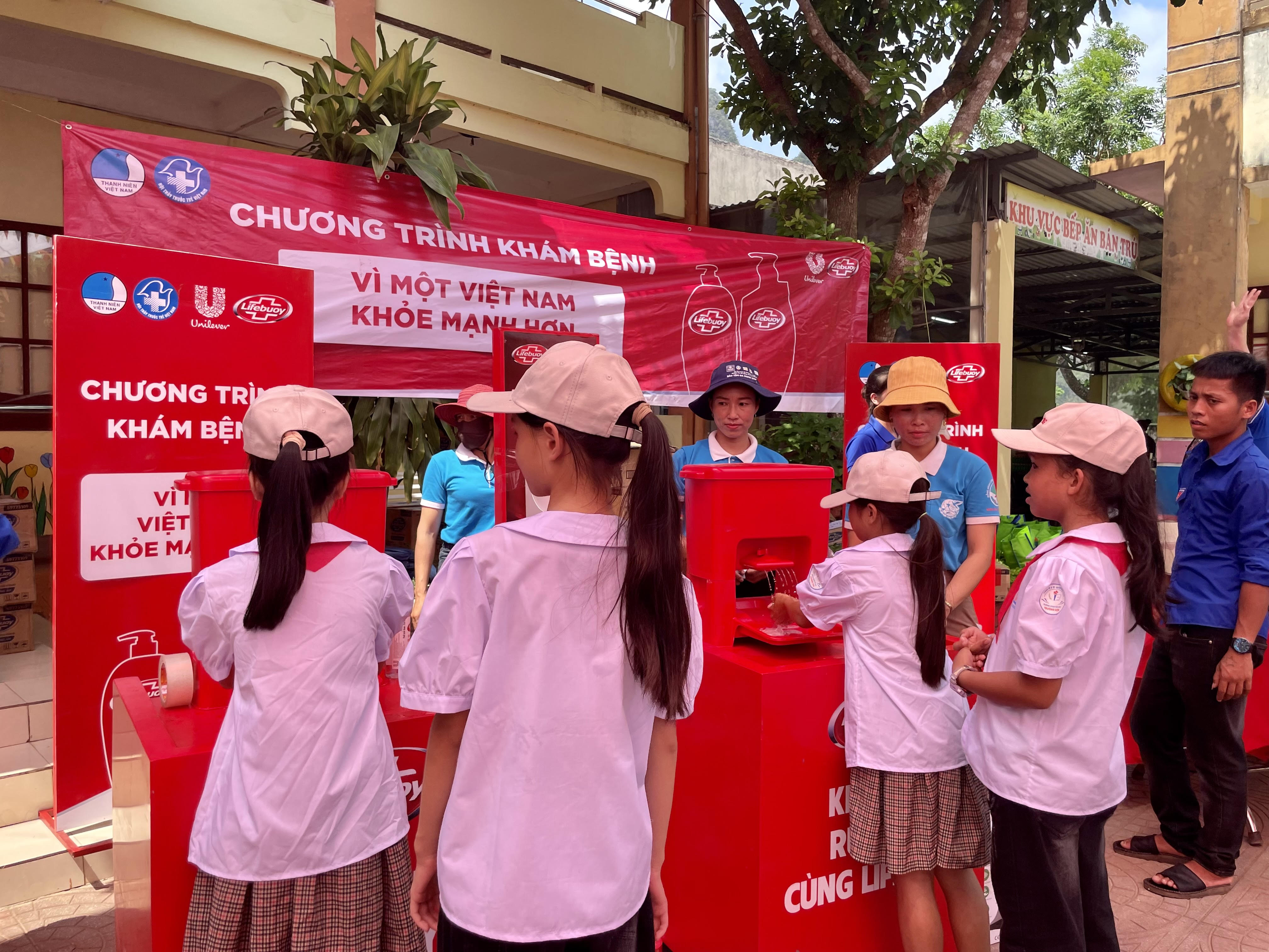 Tặng_quà_cho_các_em_học_sinh_có_hoàn_cảnh_khó_khăn_con_nuôi_đồn_Biên_phòng_7.jpg