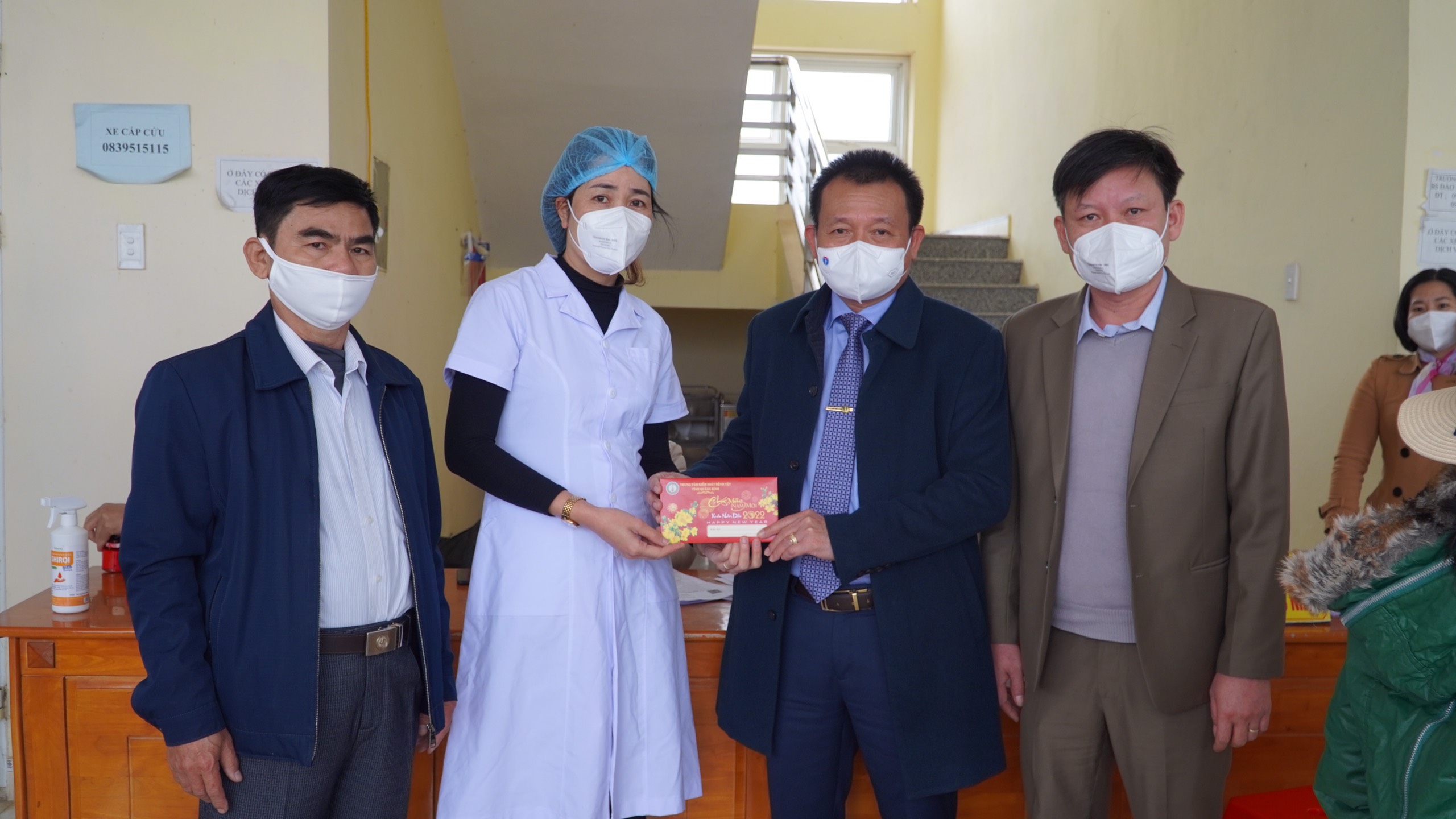 Tặng quà động viên cán bộ y tế tham gia Chiến dịch tiêm chủng mùa Xuân