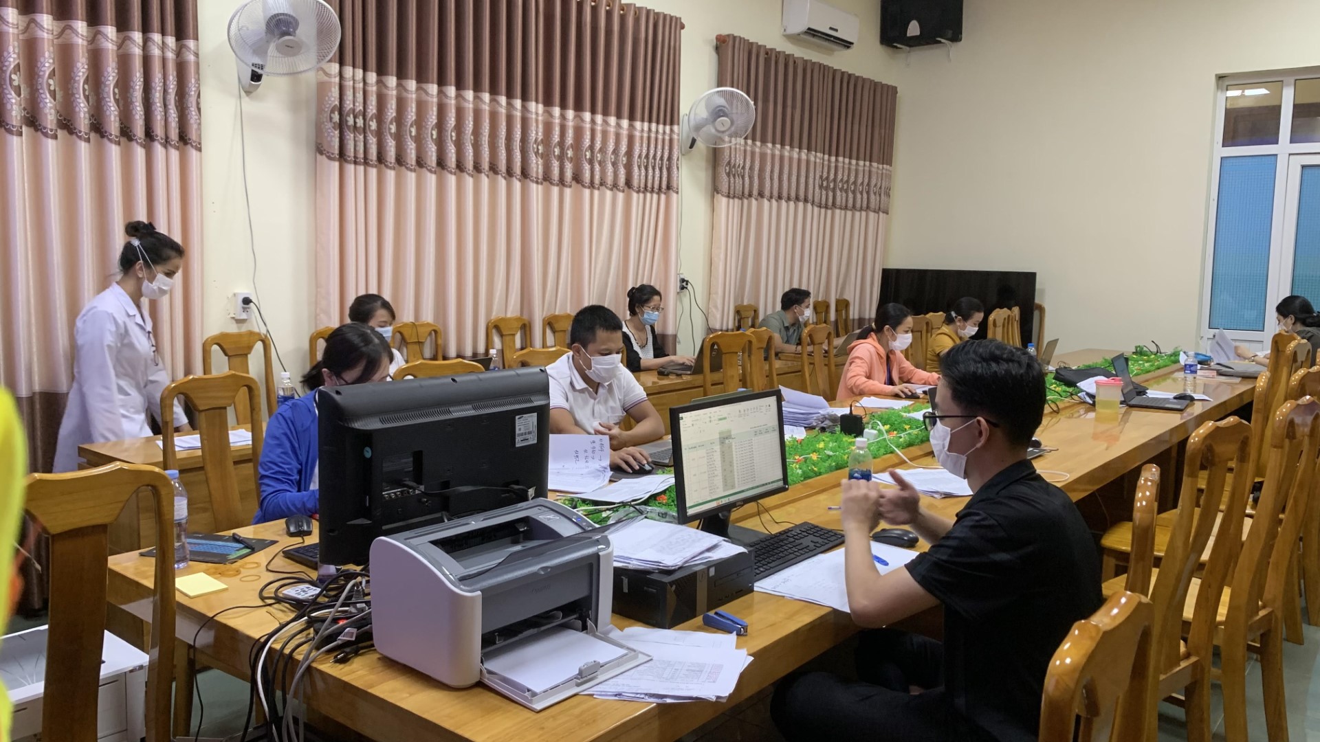 Tổ nhập liệu CDC Quảng Bình với gần 20 máy tính cấu hình cao hoạt động nhập liệu hết công suất 2 Large