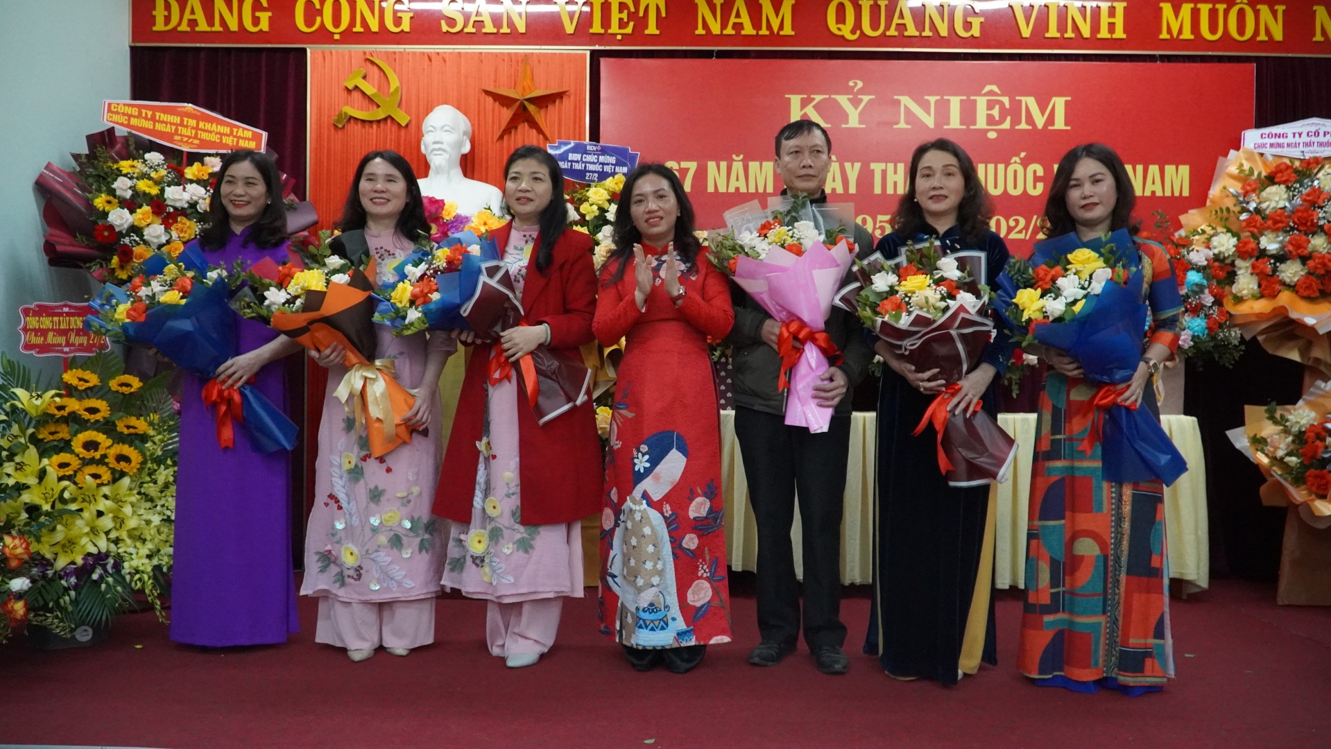Xiếp nhận Hoa Bác Hiệu 4