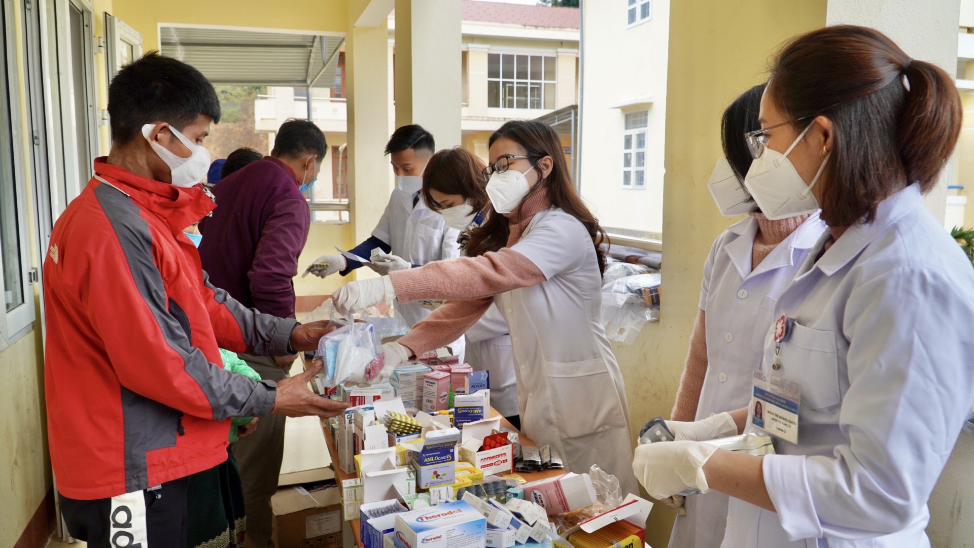  Cấp phát thuốc miễn phí cho người dân xã Trọng Hoá. 1