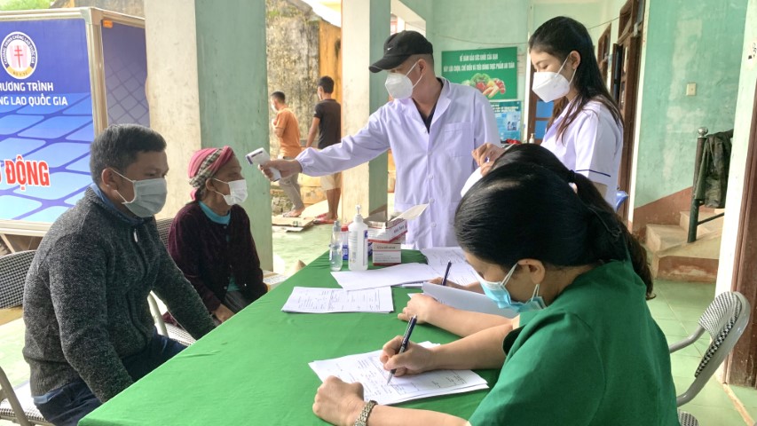  Đo thân nhiệt và tư vấn cho người dân trước khi vào khám sàng lọc bệnh Lao1